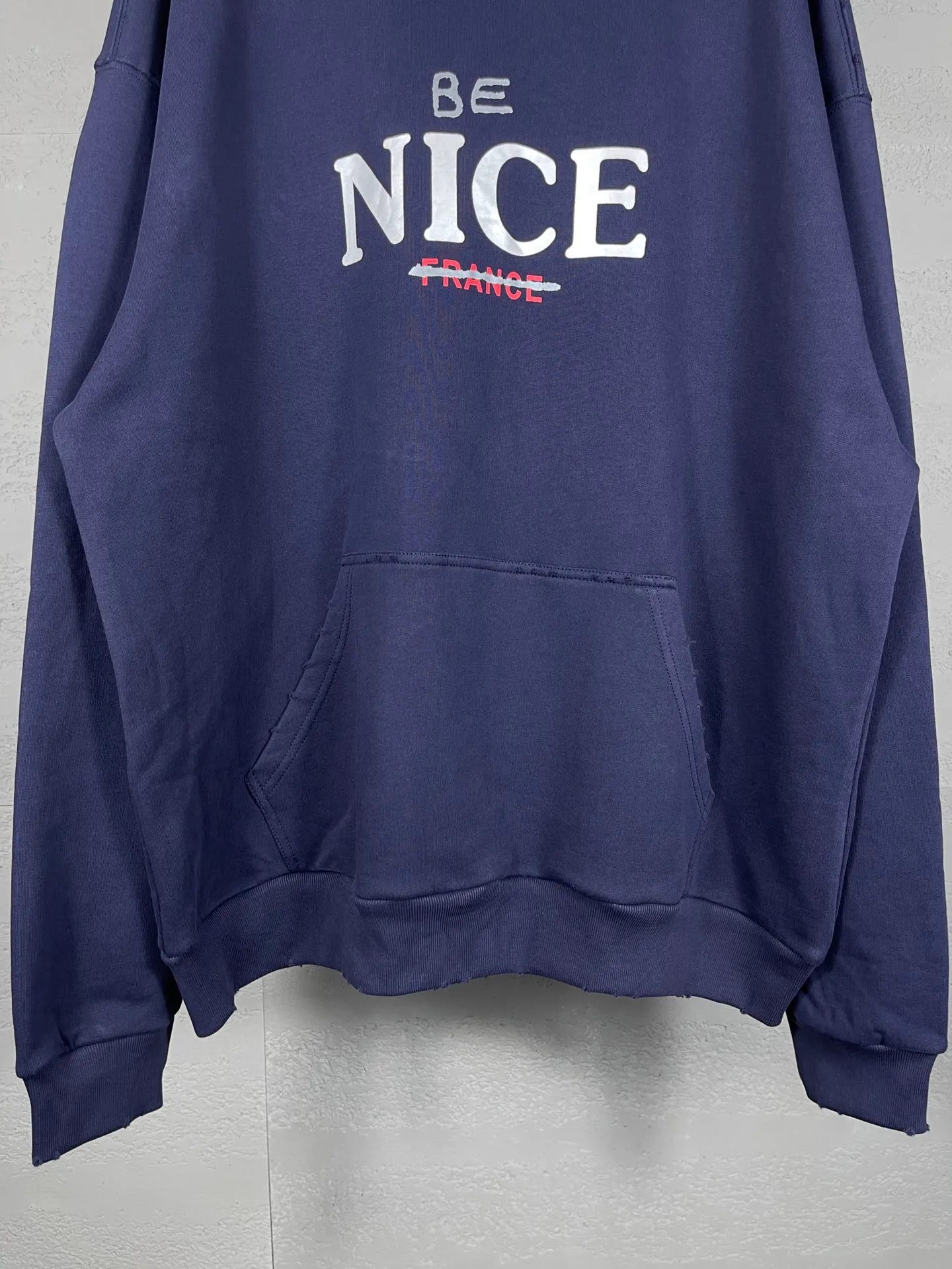 🅿️316 real photos [Top version. Official website quality] BALENCI*GA/Paris BALENCI*GA#NICE letter printed hooded sweatshirt. New product for autumn and winter 2023. Purchase the original board for the first time to customize. Color printing. Washed and worn to be consistent with the original board. Welcome to compare. Brick cabinet synchronization. The fabric is made of Paris ZP custom-woven and dyed cotton double-yarn large parka. The weight is 450 grams. The cloth surface is clean. The cloth pattern is clear. It is soft and comfortable. It has good color fastness and is not easy to change color. The threads are woven and dyed with no color difference. The printing uses a round machine hand-painted effect. No burrs. The color is the same as the original board. The whole piece of clothing is hand-made and worn. The brick cabinet is restored. The version adopts the OS loose shoulder version. Same style for men and women. Code: BL238033 Color: Gray purple. Apricot Size: XS S M L