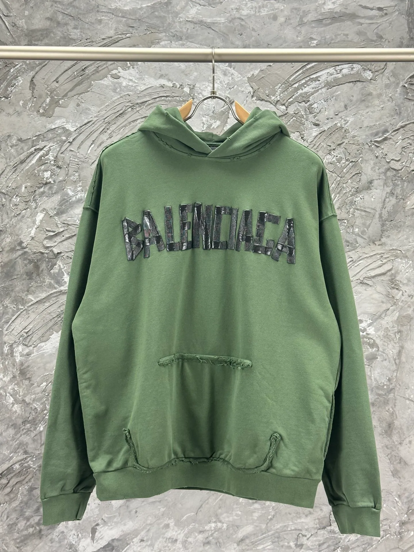 🅿️420 - BALENCI*GA 24ss Paris hot-selling tape hooded sweatshirt. The front and back panels are printed with tape direct printing. Many hand-made grinding. The ready-made clothes are washed and worn. The cloth surface is clean. The cloth pattern is clear, super heavy work. Soft and comfortable. Exclusively pattern-woven and dyed 450g fabric. Threads are dyed in the same vat with zero color difference. Different from the market currency. The version adopts os loose shoulder version. Welcome to compare, same style for men and women. -Color: Iron gray blue, Paris blue, washed black, burgundy, fluorescent yellow, green, khaki -SIZE: XS S M L style number 8912#