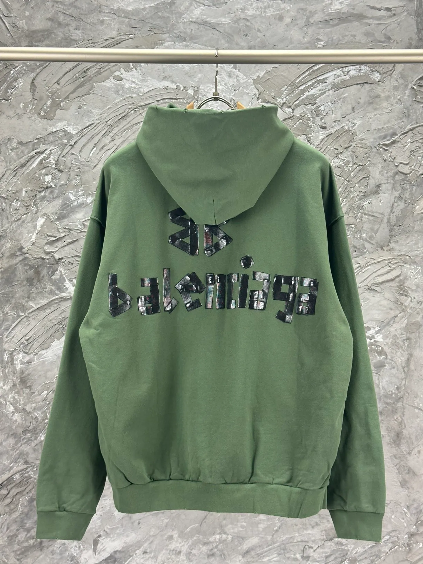 🅿️420 - BALENCI*GA 24ss Paris hot-selling tape hooded sweatshirt. The front and back panels are printed with tape direct printing. Many hand-made grinding. The ready-made clothes are washed and worn. The cloth surface is clean. The cloth pattern is clear, super heavy work. Soft and comfortable. Exclusively pattern-woven and dyed 450g fabric. Threads are dyed in the same vat with zero color difference. Different from the market currency. The version adopts os loose shoulder version. Welcome to compare, same style for men and women. -Color: Iron gray blue, Paris blue, washed black, burgundy, fluorescent yellow, green, khaki -SIZE: XS S M L style number 8912#