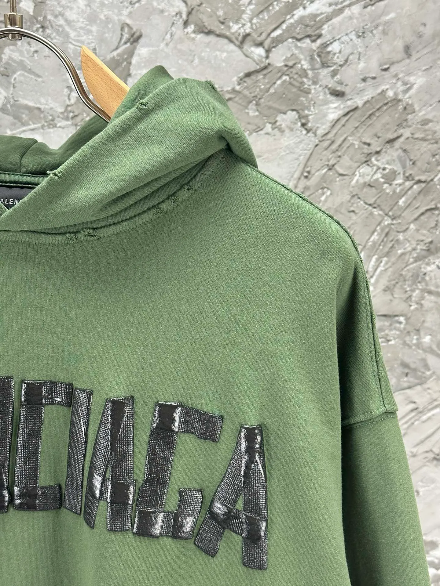 🅿️420 - BALENCI*GA 24ss Paris hot-selling tape hooded sweatshirt. The front and back panels are printed with tape direct printing. Many hand-made grinding. The ready-made clothes are washed and worn. The cloth surface is clean. The cloth pattern is clear, super heavy work. Soft and comfortable. Exclusively pattern-woven and dyed 450g fabric. Threads are dyed in the same vat with zero color difference. Different from the market currency. The version adopts os loose shoulder version. Welcome to compare, same style for men and women. -Color: Iron gray blue, Paris blue, washed black, burgundy, fluorescent yellow, green, khaki -SIZE: XS S M L style number 8912#