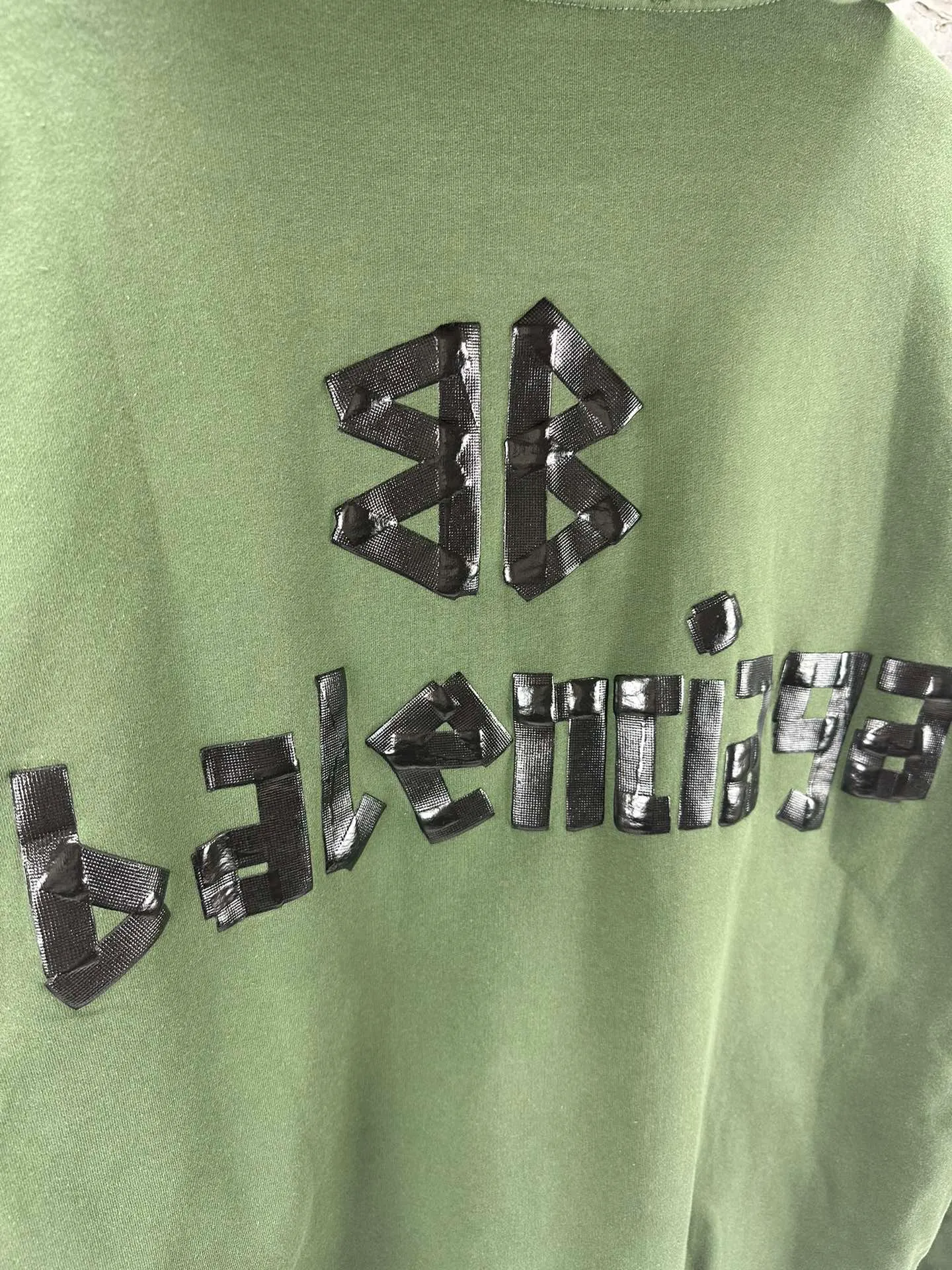 🅿️420 - BALENCI*GA 24ss Paris hot-selling tape hooded sweatshirt. The front and back panels are printed with tape direct printing. Many hand-made grinding. The ready-made clothes are washed and worn. The cloth surface is clean. The cloth pattern is clear, super heavy work. Soft and comfortable. Exclusively pattern-woven and dyed 450g fabric. Threads are dyed in the same vat with zero color difference. Different from the market currency. The version adopts os loose shoulder version. Welcome to compare, same style for men and women. -Color: Iron gray blue, Paris blue, washed black, burgundy, fluorescent yellow, green, khaki -SIZE: XS S M L style number 8912#
