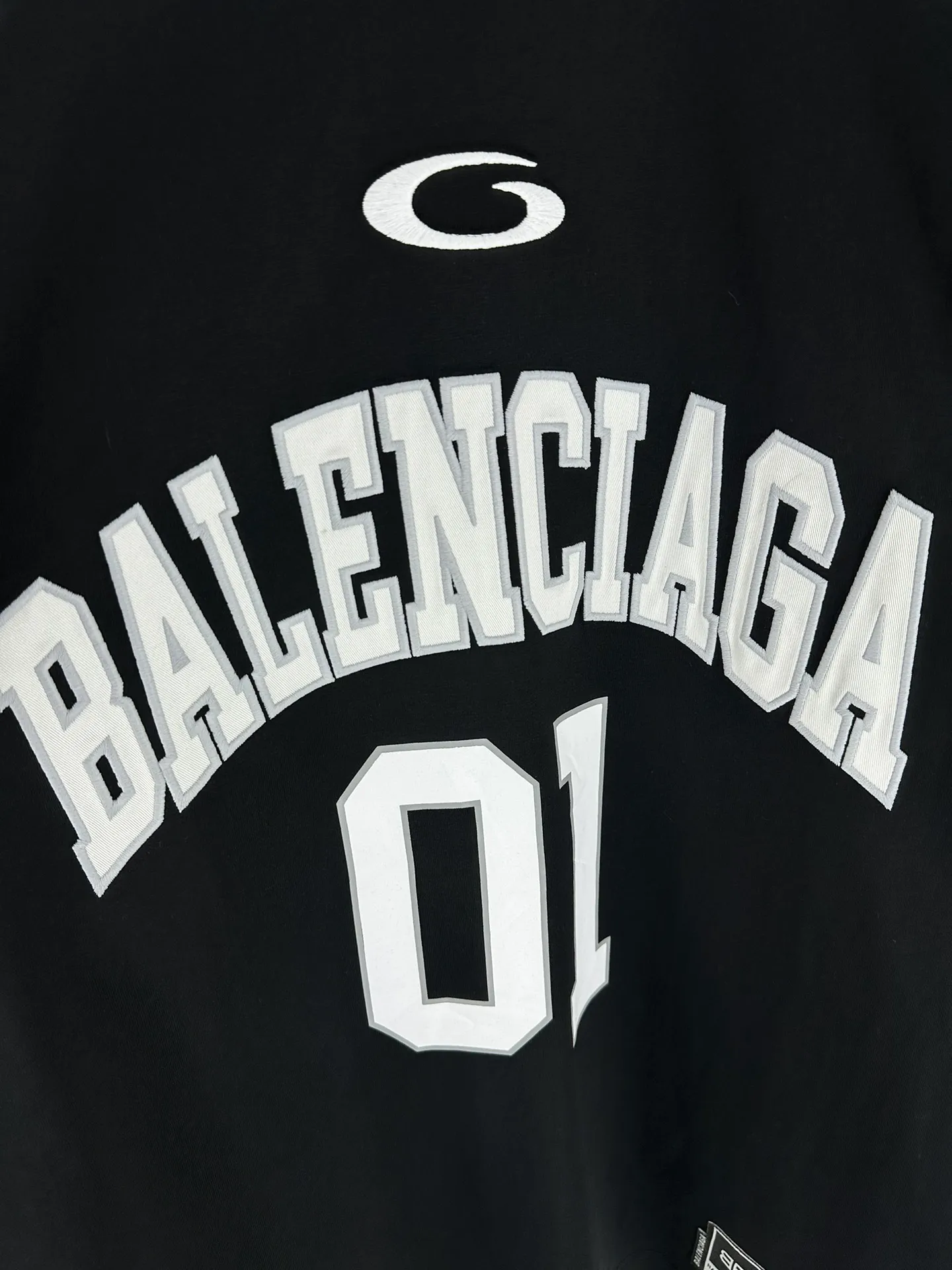🅿️280 BALENCI*GA latest basketball jersey embroidered printed long-sleeved T-shirt. The front embroidery is embroidered and printed with Tajima computer embroidery machine, the lower left corner is embroidered and printed, and the back piece is printed. The letters are clear. The effect is three-dimensional. Exclusively pattern-woven and dyed 280g fabric. Threads are dyed in the same cylinder with zero color difference. The version adopts OS loose off-shoulder version. Welcome to compare. Same style for men and women -Color: black white purple Cailan -SIZE: Xs S M L Style No. 8536#
