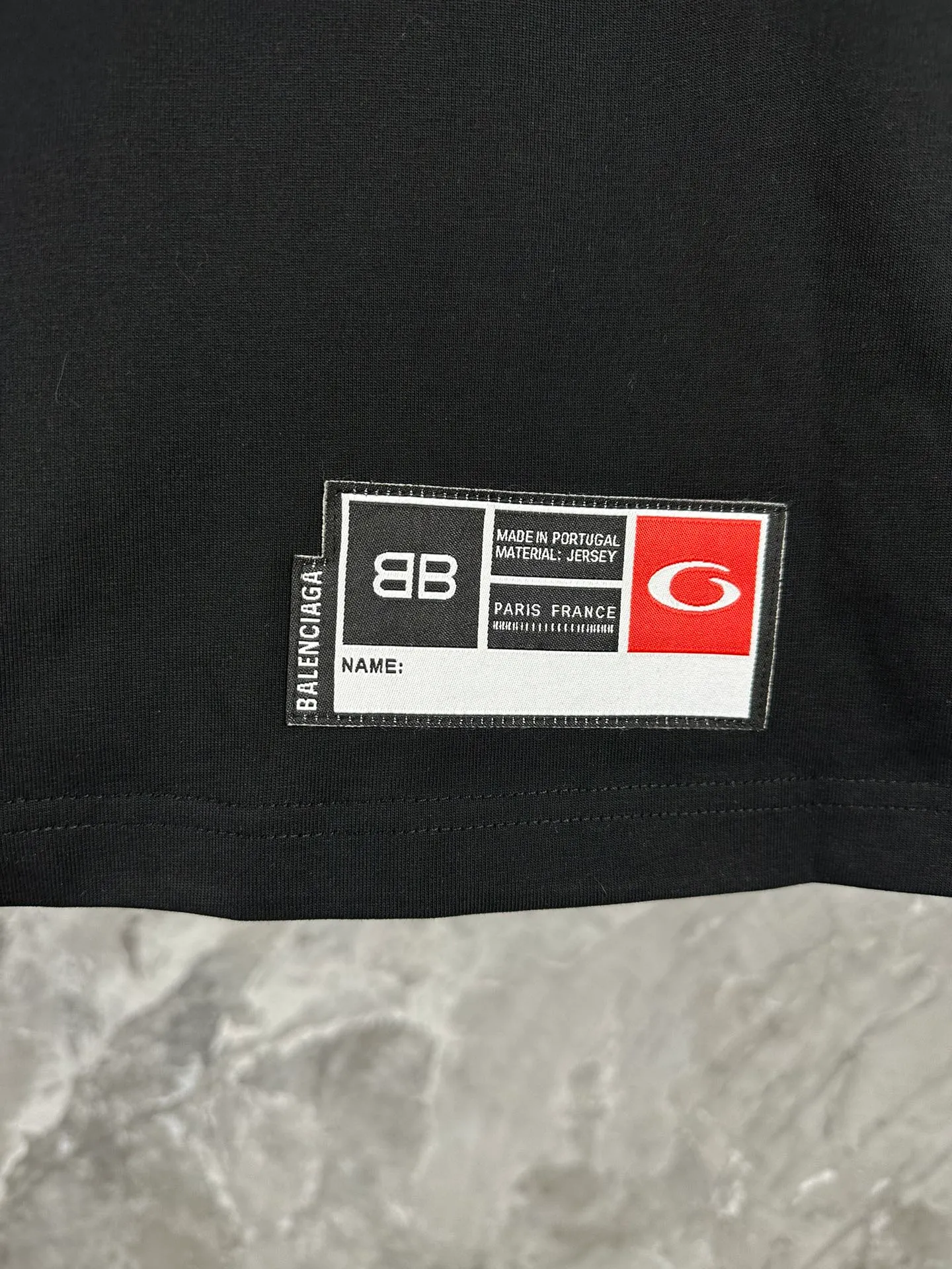 🅿️280 BALENCI*GA latest basketball jersey embroidered printed long-sleeved T-shirt. The front embroidery is embroidered and printed with Tajima computer embroidery machine, the lower left corner is embroidered and printed, and the back piece is printed. The letters are clear. The effect is three-dimensional. Exclusively pattern-woven and dyed 280g fabric. Threads are dyed in the same cylinder with zero color difference. The version adopts OS loose off-shoulder version. Welcome to compare. Same style for men and women -Color: black white purple Cailan -SIZE: Xs S M L Style No. 8536#
