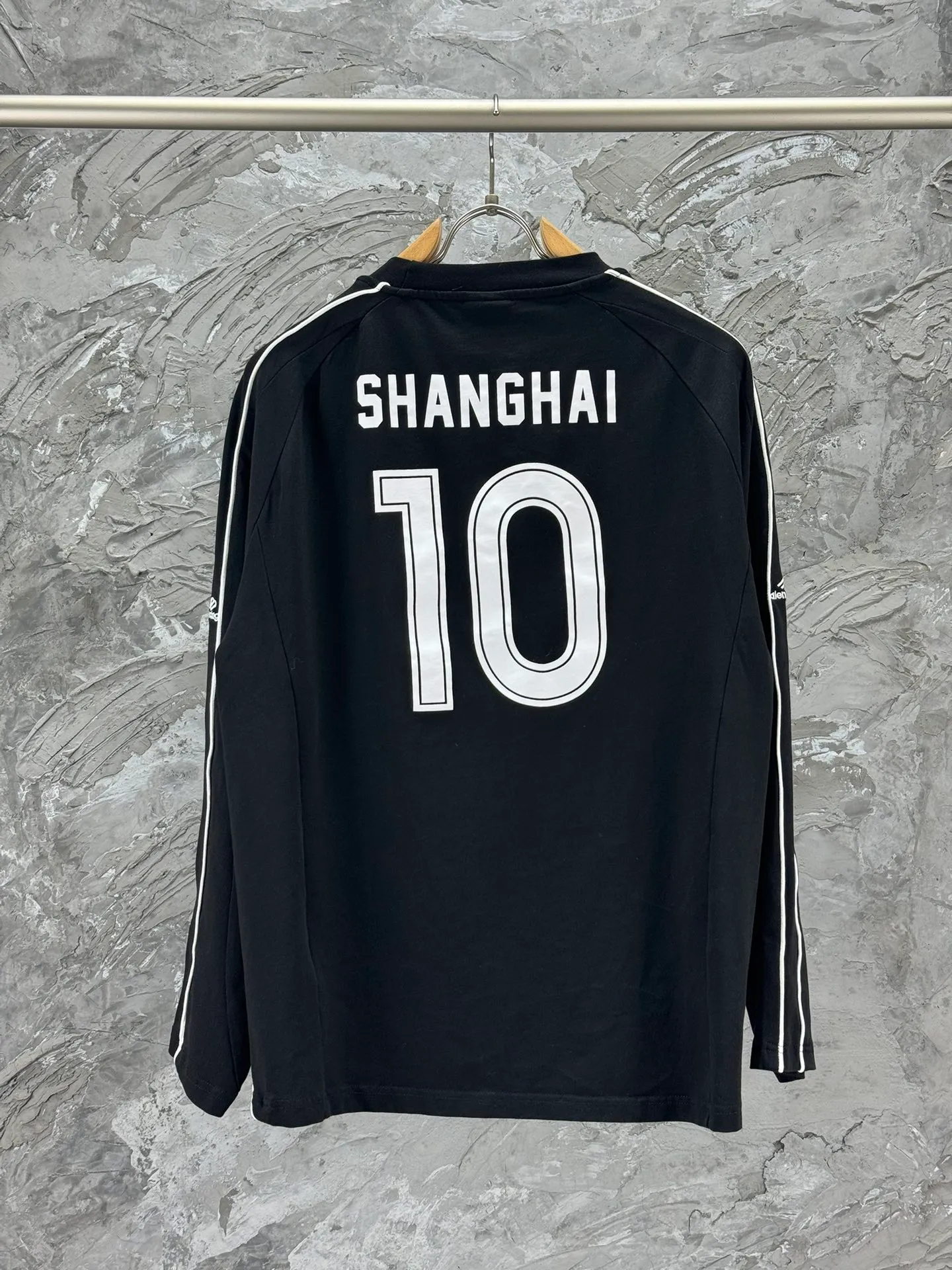 🅿️340 - BALENCI*GA Paris Manchester United co-branded football No. 10 embroidery printed long sleeves, the fabric is made of Paris custom-woven and dyed double-yarn pure cotton fabric. The weight is 280g. The thread is custom-woven and dyed without color difference. The front and rear panels use imported glue screen printing technology + the front and left sleeves use imported Tajima embroidery machine matte light heavy embroidery technology, two high-temperature shaping washes, os dropped shoulders, loose version, same style for men and women! ! -Color: black pink white red -SIZE: XS S M L style number 8606#