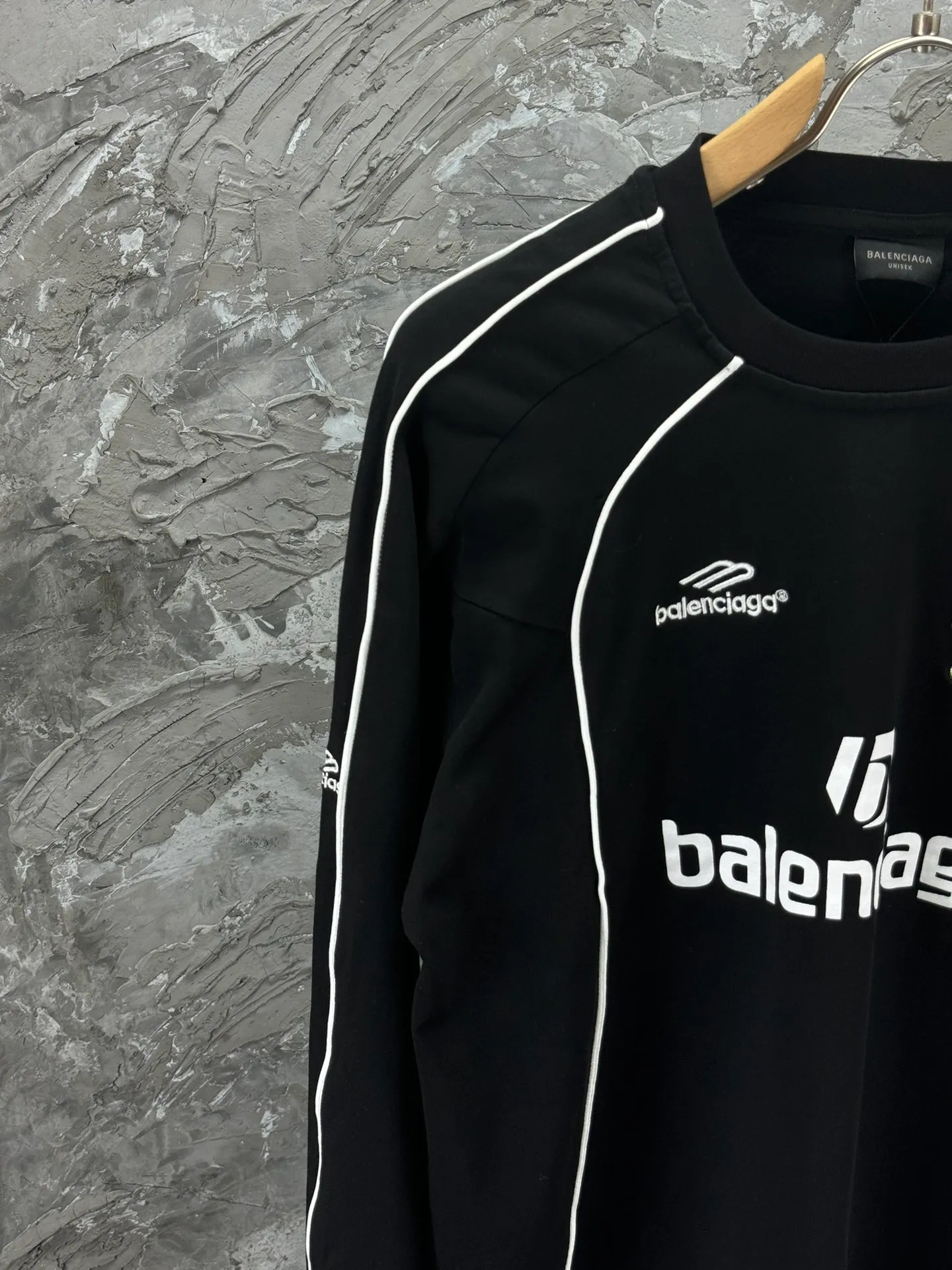 🅿️340 - BALENCI*GA Paris Manchester United co-branded football No. 10 embroidery printed long sleeves, the fabric is made of Paris custom-woven and dyed double-yarn pure cotton fabric. The weight is 280g. The thread is custom-woven and dyed without color difference. The front and rear panels use imported glue screen printing technology + the front and left sleeves use imported Tajima embroidery machine matte light heavy embroidery technology, two high-temperature shaping washes, os dropped shoulders, loose version, same style for men and women! ! -Color: black pink white red -SIZE: XS S M L style number 8606#