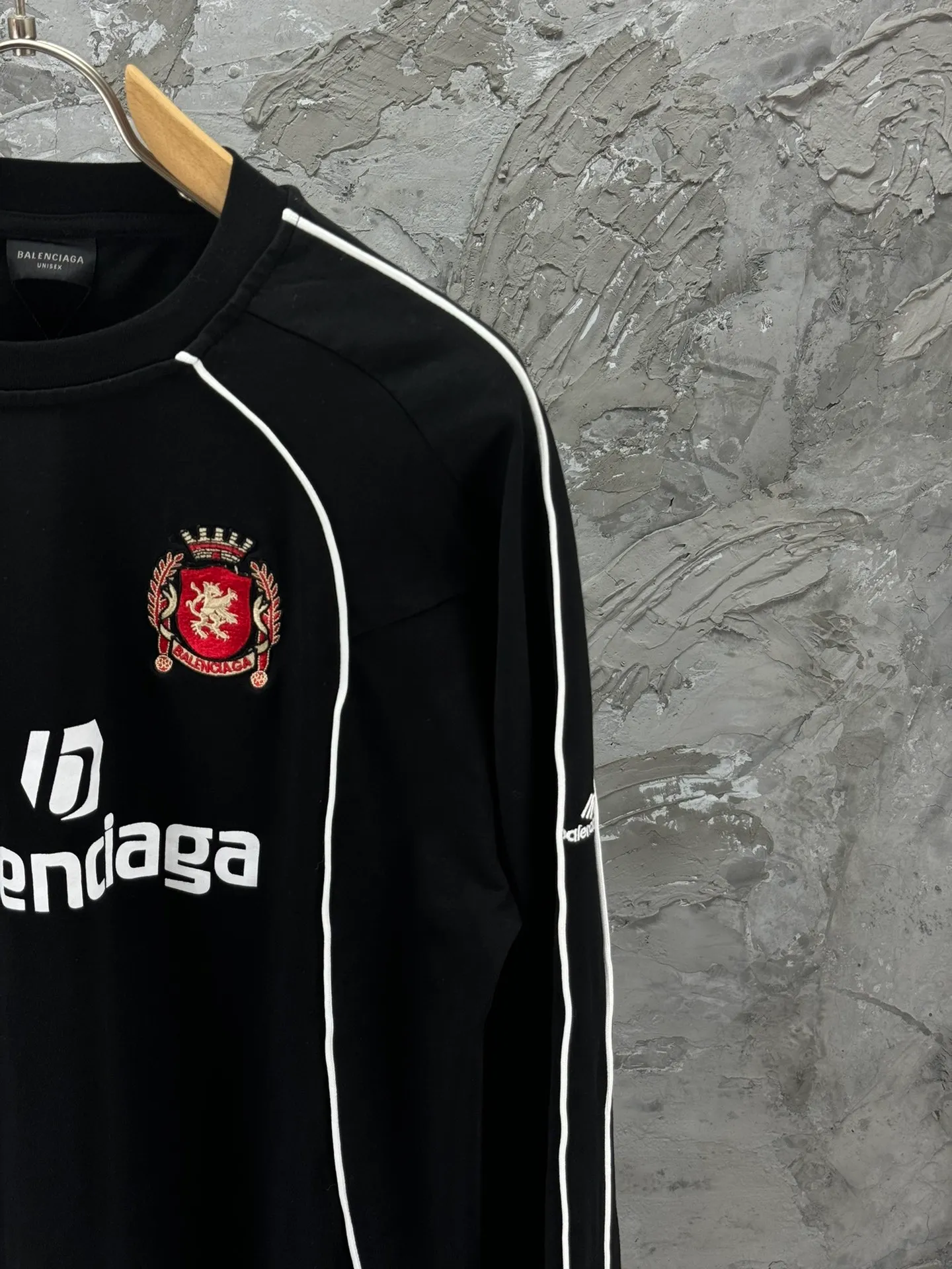 🅿️340 - BALENCI*GA Paris Manchester United co-branded football No. 10 embroidery printed long sleeves, the fabric is made of Paris custom-woven and dyed double-yarn pure cotton fabric. The weight is 280g. The thread is custom-woven and dyed without color difference. The front and rear panels use imported glue screen printing technology + the front and left sleeves use imported Tajima embroidery machine matte light heavy embroidery technology, two high-temperature shaping washes, os dropped shoulders, loose version, same style for men and women! ! -Color: black pink white red -SIZE: XS S M L style number 8606#
