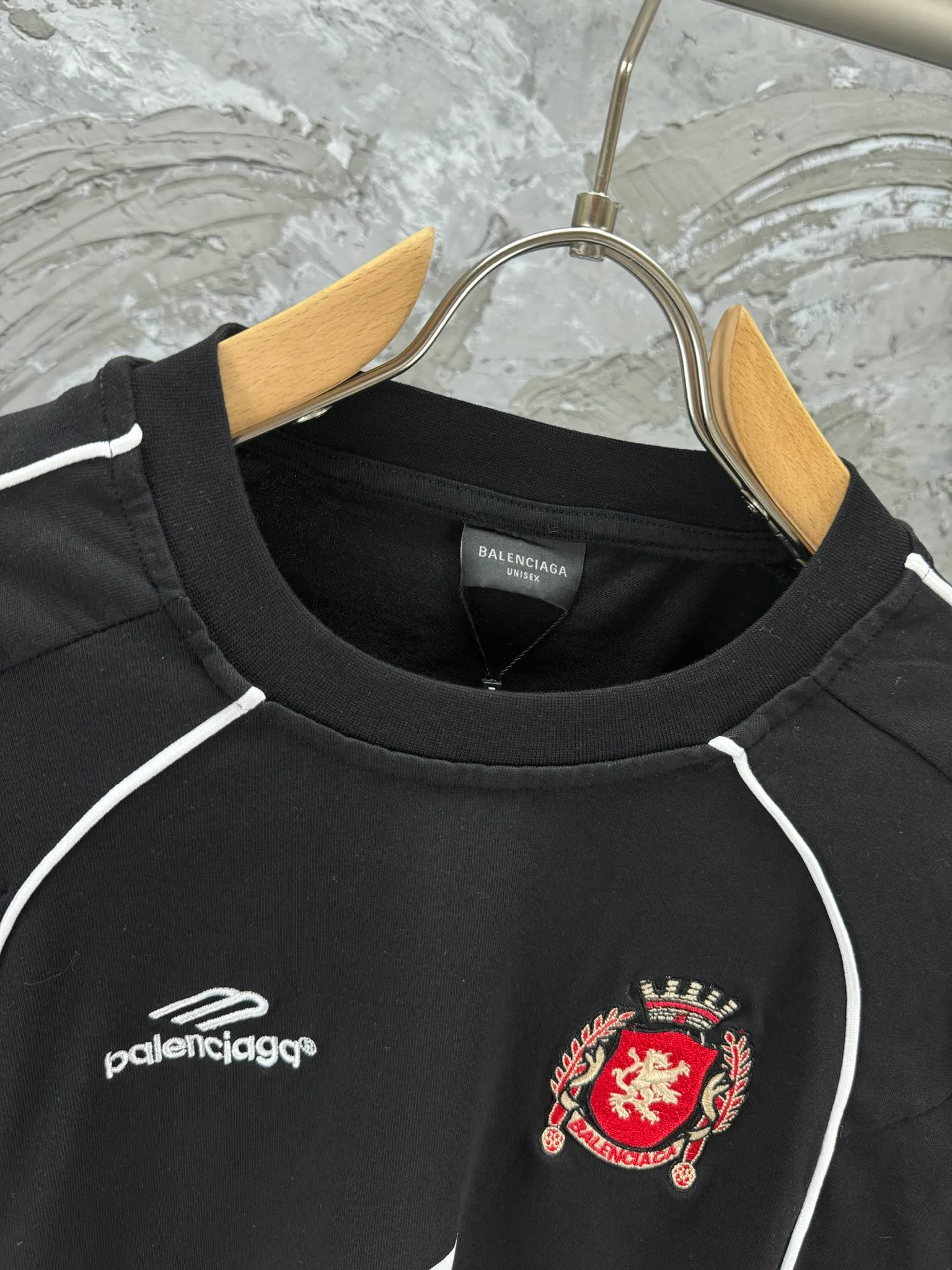 🅿️340 - BALENCI*GA Paris Manchester United co-branded football No. 10 embroidery printed long sleeves, the fabric is made of Paris custom-woven and dyed double-yarn pure cotton fabric. The weight is 280g. The thread is custom-woven and dyed without color difference. The front and rear panels use imported glue screen printing technology + the front and left sleeves use imported Tajima embroidery machine matte light heavy embroidery technology, two high-temperature shaping washes, os dropped shoulders, loose version, same style for men and women! ! -Color: black pink white red -SIZE: XS S M L style number 8606#