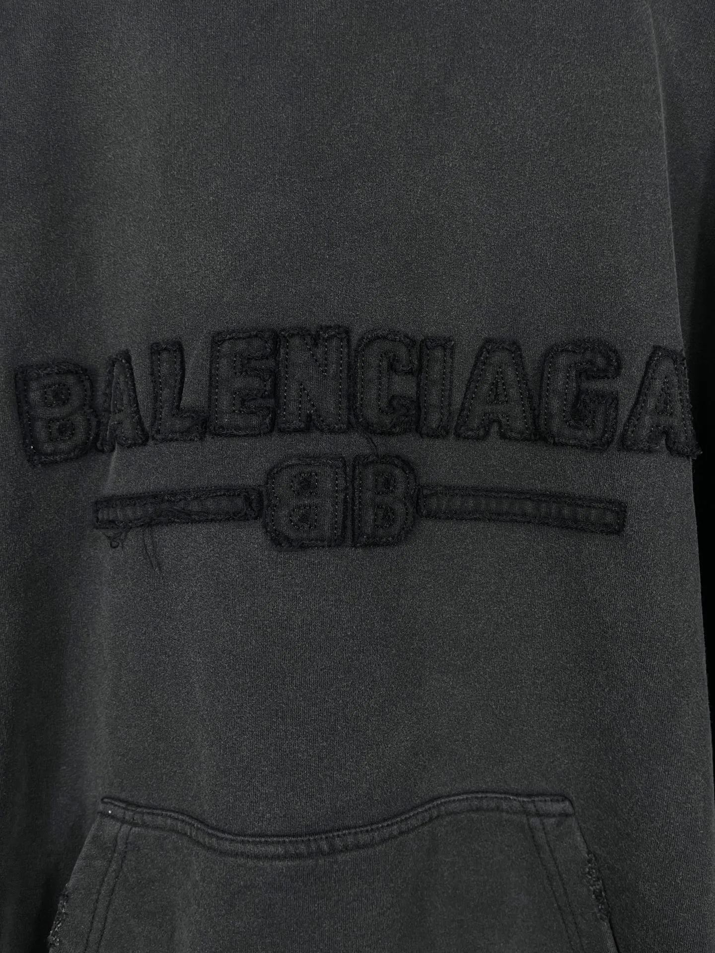 🅿️350 real photos [Top version. Official website quality] BALENCI*GA/Paris #2025 new style washed hooded sweatshirt with letter LOGO chest patch embroidery, ready-to-wear washed, and the hem and cuffs were hand-worn by many people. Full sense of design. Welcome to compare. The fabric is made of Paris ZP custom-woven and dyed cotton. The weight is 460 grams. The cloth surface is clean. The cloth pattern is clear, soft and comfortable. The threads are dyed with no color difference. The classic letter LOGO is embroidered with imported Tajima embroidery machine. The effect is three-dimensional. Restore brick cabinet, adopt OS loose shoulder style. Same style for men and women. Code: BL259919 Color: washed black Size: XS S M L