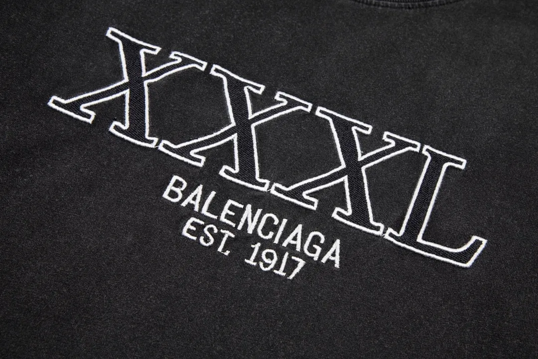 🅿️174 Detailed picture [Top version. Official website quality] BALENCI*GA/Paris #XXXL embroidered short-sleeved T-shirt# The fabric is made of Paris ZP custom-woven and dyed cotton double yarn. Weighing 260 grams, the cloth surface is clean. The cloth pattern is clear, soft and comfortable. The color fastness is good. It is not easy to change color. The threads are dyed with no color difference. The classic pattern embroidery uses an imported embroidery machine, and the embroidery thread color is the original color. The letters are clear. The three-dimensional effect is strong. The embroidery is precise. Garments are washed in heavy water. Different market currencies, welcome to compare. The version adopts OS loose shoulder design. Same style for men and women. Code: BL223009 Color: Lime, washed black Size: XS S M L