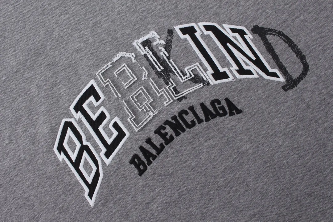 🅿️200 real photos [Top version. Official website quality] BALENCI*GA/Paris BALENCI*GA#2024 latest model, classic letter LOGO graffiti. Toothbrush embroidery short-sleeved T-shirt. Brick cabinet synchronization. Genuine products are developed and developed in the first time. Welcome to compare! The fabric is made of Paris ZP custom-woven and dyed 100% cotton double-yarn compact cotton. The weight is 260 grams. The cloth surface is clean. The cloth pattern is clear. It is soft and comfortable. It has good color fastness and is not easy to change color. The threads are woven and dyed with no color difference. The embroidery is done using imported Tajima embroidery machines. Super 12W needle and thread, three-dimensional effect, clear lines. No burrs and miscellaneous threads, ultra-high craftsmanship embroidery. The version adopts OS loose shoulder style. Same style for men and women. Code: BL223212 Color: dark blue gray. Floral gray Size: XS to L