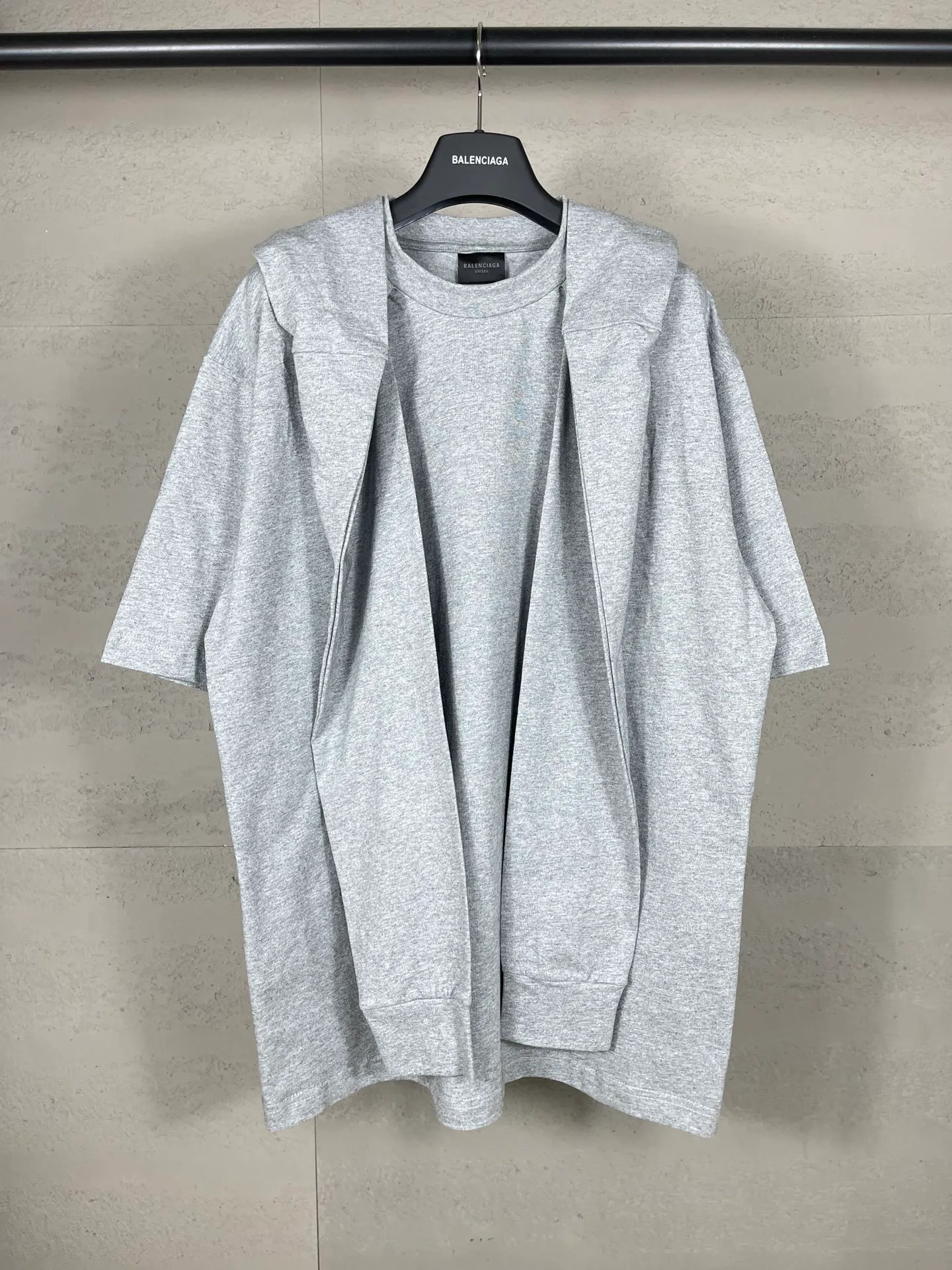 🅿️260 real photos [Top version. Official website quality] BALENCI*GA/Paris #2024 new style fake two-piece hooded embroidered short-sleeved T-shirt #2024 spring and summer brick cabinet synchronization. Welcome to compare. Hooded and sleeved. Super fashionable. The fabric is made of Paris ZP custom-woven and dyed cotton double yarn. The weight is 260 grams. The cloth surface is clean. The cloth pattern is clear, soft and comfortable. The threads are dyed with no color difference. The classic LOGO is embroidered with imported Tajima embroidery machine. The letters are clear and the effect is three-dimensional. Ready-to-wear hand-painted graffiti distressed. Extra heavy craftsmanship. Restore the brick cabinet, adopt the OS loose shoulder style. Same style for men and women. Code: BL225051 Color: black, floral gray Size: XS S M L