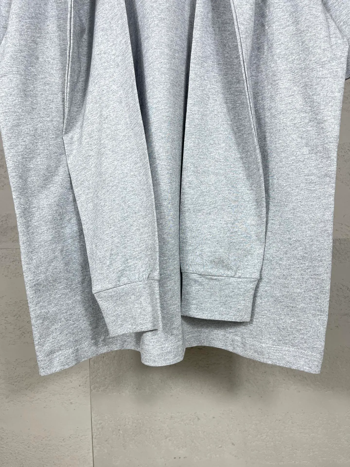 🅿️260 real photos [Top version. Official website quality] BALENCI*GA/Paris #2024 new style fake two-piece hooded embroidered short-sleeved T-shirt #2024 spring and summer brick cabinet synchronization. Welcome to compare. Hooded and sleeved. Super fashionable. The fabric is made of Paris ZP custom-woven and dyed cotton double yarn. The weight is 260 grams. The cloth surface is clean. The cloth pattern is clear, soft and comfortable. The threads are dyed with no color difference. The classic LOGO is embroidered with imported Tajima embroidery machine. The letters are clear and the effect is three-dimensional. Ready-to-wear hand-painted graffiti distressed. Extra heavy craftsmanship. Restore the brick cabinet, adopt the OS loose shoulder style. Same style for men and women. Code: BL225051 Color: black, floral gray Size: XS S M L