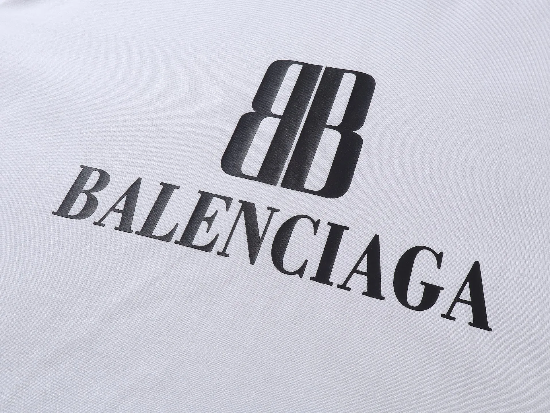🅿️170 real photos [Top version. Official website quality] BALENCI*GA/Paris. SS25 latest model, Paris new LOGO printed short-sleeved T-shirt. Brick cabinet synchronization. Genuine product developed at the first time, welcome to compare! The fabric is made of Paris ZP custom-woven and dyed cotton double yarn. Weighing 260 grams, the cloth surface is clean. The cloth pattern is clear, soft and comfortable. The threads are dyed with no color difference. The printing uses environmentally friendly imported rubber paddles. The letters are clear and the effect is three-dimensional. The version adopts OS loose shoulder design. Same style for men and women. Code: BL253705 Color: black, green, white Size: XS S M L
