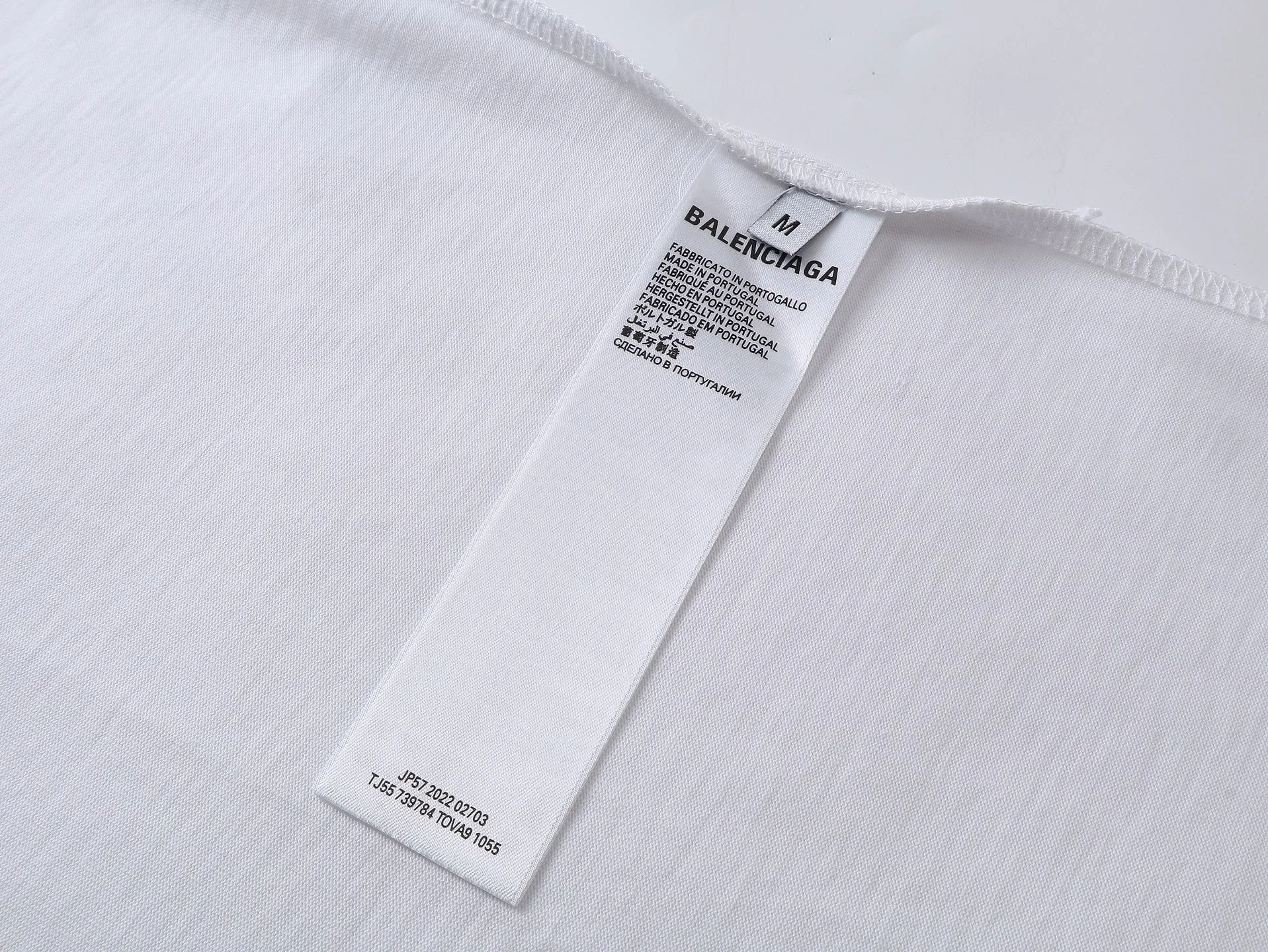 🅿️170 real photos [Top version. Official website quality] BALENCI*GA/Paris. SS25 latest model, Paris new LOGO printed short-sleeved T-shirt. Brick cabinet synchronization. Genuine product developed at the first time, welcome to compare! The fabric is made of Paris ZP custom-woven and dyed cotton double yarn. Weighing 260 grams, the cloth surface is clean. The cloth pattern is clear, soft and comfortable. The threads are dyed with no color difference. The printing uses environmentally friendly imported rubber paddles. The letters are clear and the effect is three-dimensional. The version adopts OS loose shoulder design. Same style for men and women. Code: BL253705 Color: black, green, white Size: XS S M L