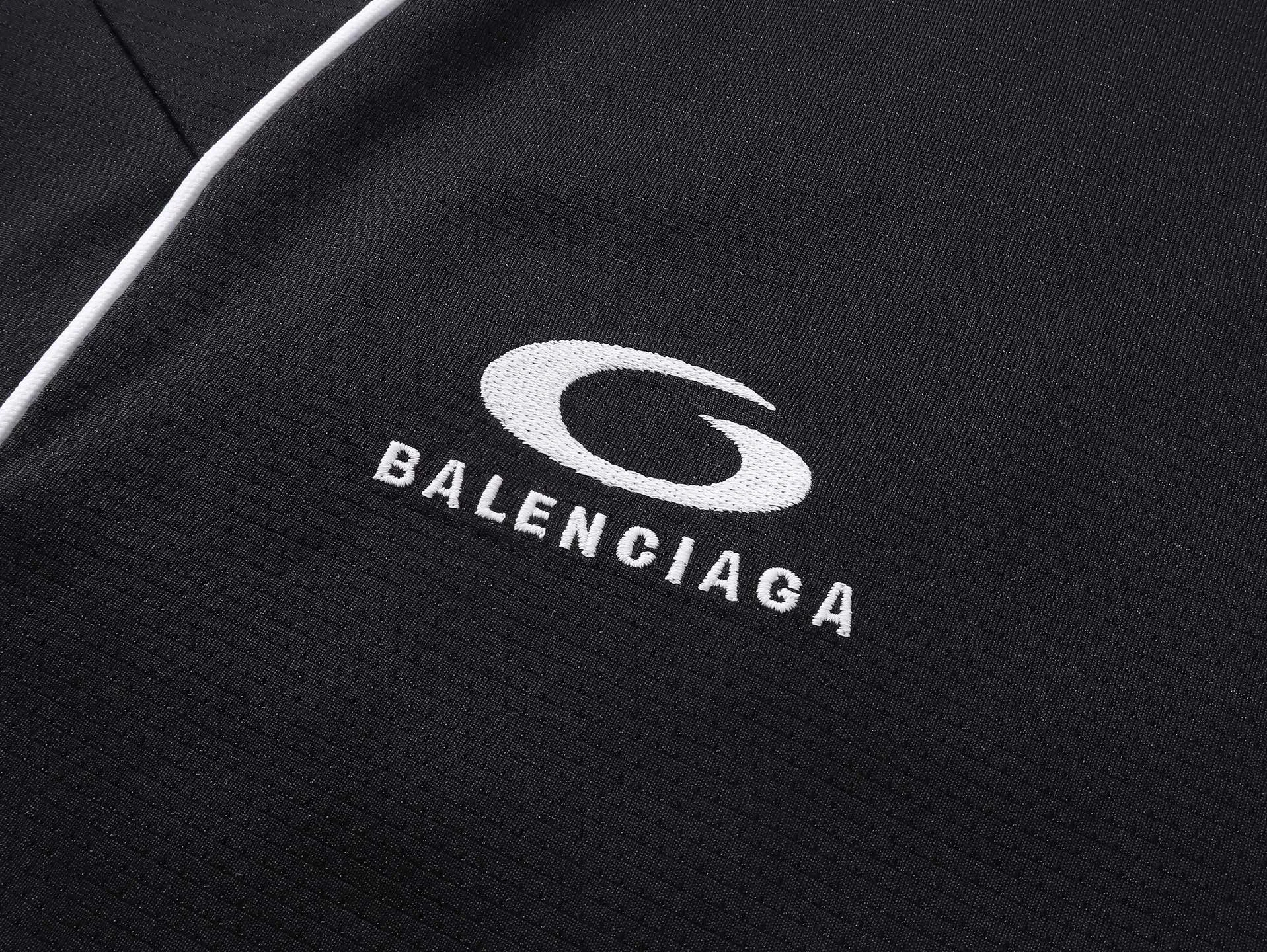 🅿️226 Actual pictures [Top version. Official website quality] BALENCI*GA/Paris co-branded Lamborghini jersey, printed embroidery on the front and back, embroidered on the left and right sleeves, multi-position short-sleeved T-shirt #overweight craftsmanship. SS25 latest model. Research and development at the first time, different market currencies. Comparisons welcome. The fabric is made of custom-woven sports fabric that absorbs moisture and is comfortable and dry. Whether you are doing sports or fitness or going out on the street every day, you can easily become the center of attention. Stretch ribbing at neckline. Weighing 260 grams, the cloth surface is clean. The cloth pattern is clear, soft and comfortable. The threads are dyed with no color difference. The printing uses imported environmentally friendly rubber paddles. The embroidery is done using imported Tajima embroidery machines. The pattern letters are clear, three-dimensional and without burrs. Jubie market produces pictures based on pictures. Welcome to compare. The version adopts OS loose shoulder design. Same style for men and women. Code: BL253691 Color: black, white Size: XS S M L