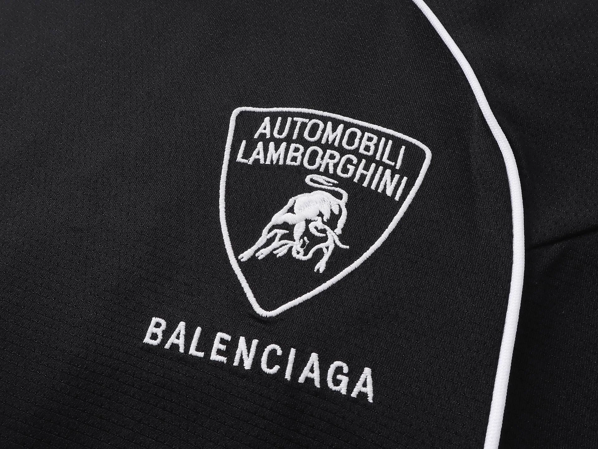 🅿️226 Actual pictures [Top version. Official website quality] BALENCI*GA/Paris co-branded Lamborghini jersey, printed embroidery on the front and back, embroidered on the left and right sleeves, multi-position short-sleeved T-shirt #overweight craftsmanship. SS25 latest model. Research and development at the first time, different market currencies. Comparisons welcome. The fabric is made of custom-woven sports fabric that absorbs moisture and is comfortable and dry. Whether you are doing sports or fitness or going out on the street every day, you can easily become the center of attention. Stretch ribbing at neckline. Weighing 260 grams, the cloth surface is clean. The cloth pattern is clear, soft and comfortable. The threads are dyed with no color difference. The printing uses imported environmentally friendly rubber paddles. The embroidery is done using imported Tajima embroidery machines. The pattern letters are clear, three-dimensional and without burrs. Jubie market produces pictures based on pictures. Welcome to compare. The version adopts OS loose shoulder design. Same style for men and women. Code: BL253691 Color: black, white Size: XS S M L