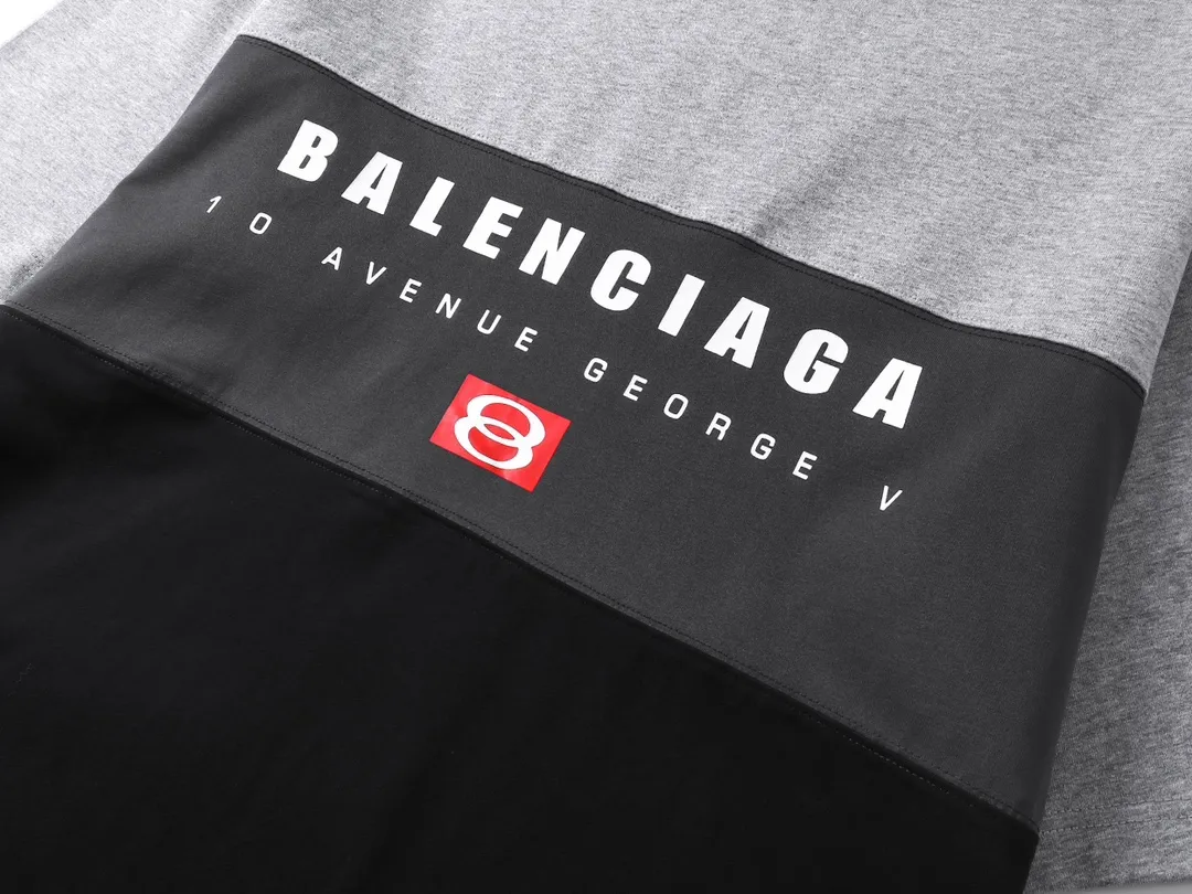 🅿️206 Actual pictures [Top version. Official website quality] BALENCI*GA/Paris.SS25 latest model. Color splicing series. New LOGO monogram printing. Spliced ​​short-sleeved T-shirt. Brick cabinet synchronization. Genuine development at the first time. The fabric is made of Paris ZP custom-woven and dyed cotton double yarn. Weighing 260 grams, the cloth surface is clean. The cloth pattern is clear, soft and comfortable. The threads are dyed with no color difference. The printing is made of environmentally friendly imported materials. The letters are clear and the effect is three-dimensional. The version adopts OS loose shoulder design. Same style for men and women. Code: BL253657 Color: black gray, apricot Size: XS S M L