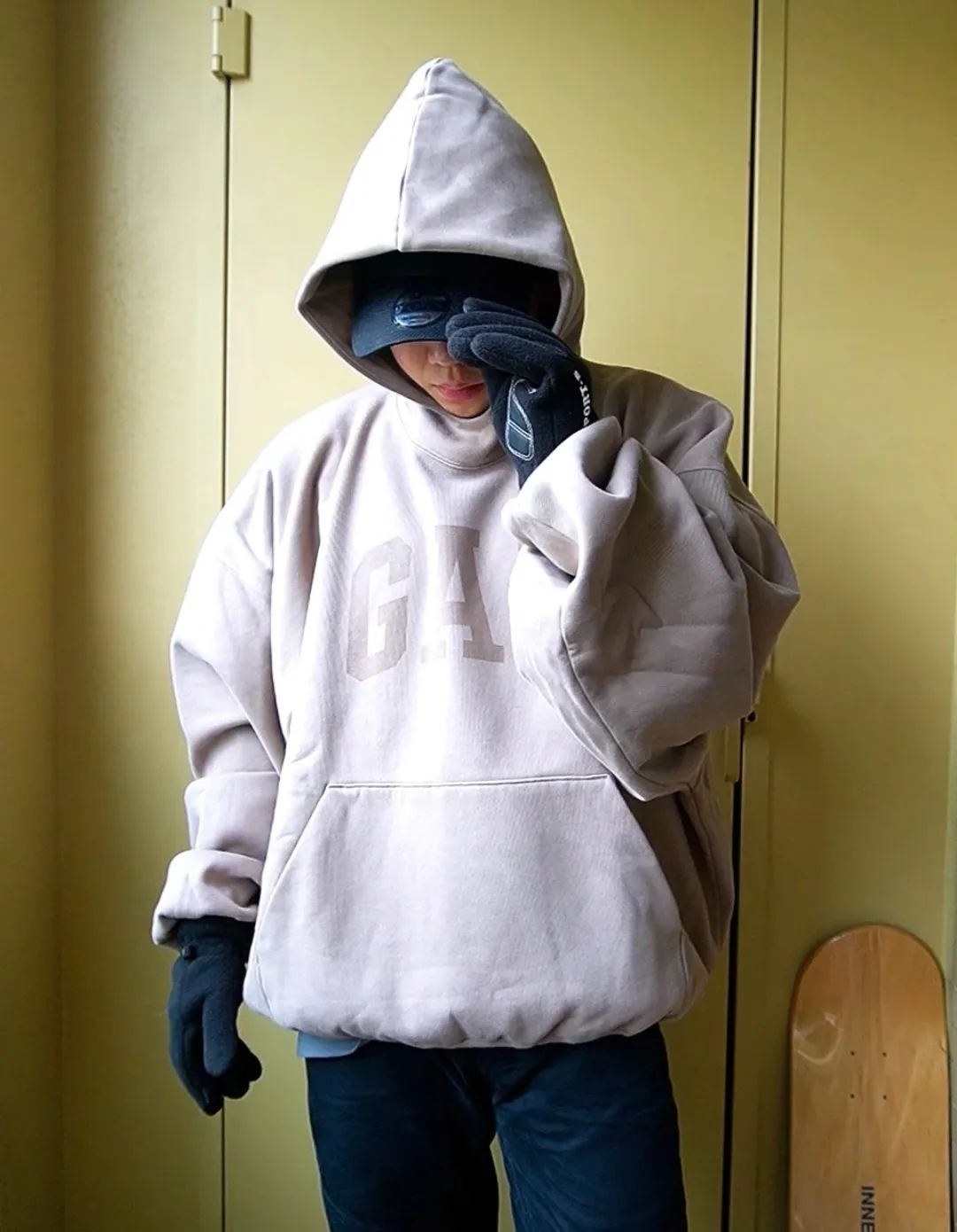 ♻️💯Reference model picture for upper body❤️Top tested version YEEZY co-branded GAP co-branded BALENCIAGA three-party co-branded peace dove theme male and female couple star same style pure cotton hoodie sweatshirt Justin Bieber concert same style upper body of many stars detonating the trend market oversiez street style Fabric: This year this fabric can be said to be the ceiling in the industry, the quality is directly full, and the 460g double-strand terry with high-end and high-end positioning is used. Who knows if you get started? The four colors are all original and dyed. There is no color difference with the original. Details: The collar label is original hot stamped and restored one to one. The size is the same. The code mark is clear. The washing wheat is copied word for word. The front letters are water transfer printing, which is light and clear. And the pigeon at the back has put a lot of effort into restoring it. Countless versions have been made. The pigeon has numerous small cracks in different shades. PS: Do not wash by soaking, violent washing, or warm water. Color: washed black, charcoal gray, cement white, brown Size: S-XL P:410