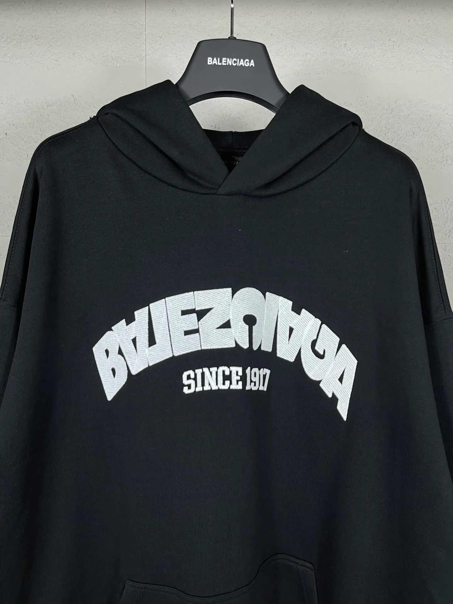 🅿️300 real photos [Top version. Official website quality] BALENCI*GA/Paris BALENCI*GA#2024 latest model, large reverse letter LOGO icon embroidered hooded sweatshirt. Brick cabinet synchronization. Genuine products are developed and developed in the first time. Welcome to compare! The fabric is made of Paris ZP custom-woven and dyed cotton double-yarn large parka. The weight is 450 grams. The cloth surface is clean. The cloth pattern is clear. It is soft and comfortable. It has good color fastness and is not easy to change color. The threads are woven and dyed with no color difference. The embroidery is done using an imported Tajima embroidery machine, with a three-dimensional effect and clear lines. There are no burrs and miscellaneous threads, and the embroidery is of ultra-high craftsmanship. The version adopts OS loose shoulder design. Same style for men and women. Code: BL238023 Color: black, white Size: XS S M L