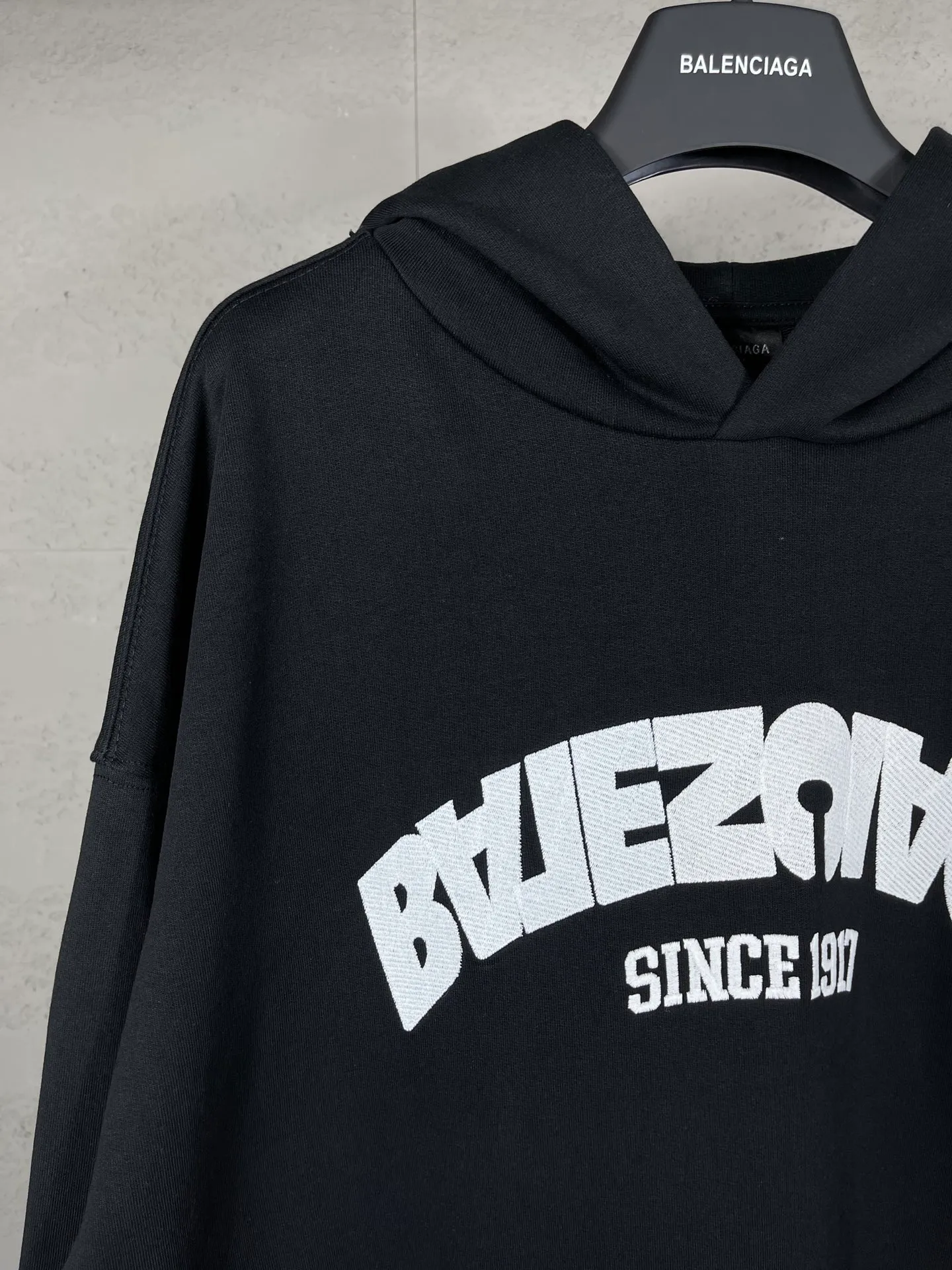 🅿️300 real photos [Top version. Official website quality] BALENCI*GA/Paris BALENCI*GA#2024 latest model, large reverse letter LOGO icon embroidered hooded sweatshirt. Brick cabinet synchronization. Genuine products are developed and developed in the first time. Welcome to compare! The fabric is made of Paris ZP custom-woven and dyed cotton double-yarn large parka. The weight is 450 grams. The cloth surface is clean. The cloth pattern is clear. It is soft and comfortable. It has good color fastness and is not easy to change color. The threads are woven and dyed with no color difference. The embroidery is done using an imported Tajima embroidery machine, with a three-dimensional effect and clear lines. There are no burrs and miscellaneous threads, and the embroidery is of ultra-high craftsmanship. The version adopts OS loose shoulder design. Same style for men and women. Code: BL238023 Color: black, white Size: XS S M L