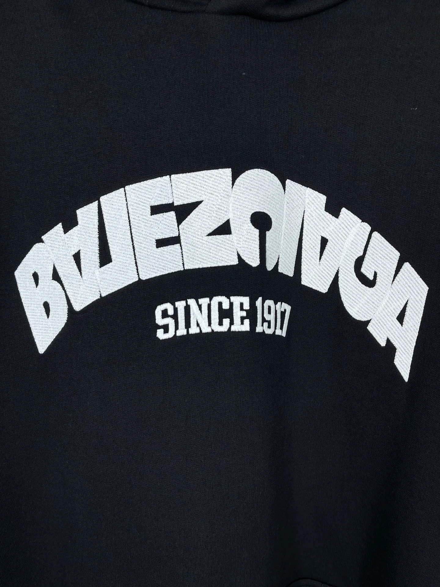 🅿️300 real photos [Top version. Official website quality] BALENCI*GA/Paris BALENCI*GA#2024 latest model, large reverse letter LOGO icon embroidered hooded sweatshirt. Brick cabinet synchronization. Genuine products are developed and developed in the first time. Welcome to compare! The fabric is made of Paris ZP custom-woven and dyed cotton double-yarn large parka. The weight is 450 grams. The cloth surface is clean. The cloth pattern is clear. It is soft and comfortable. It has good color fastness and is not easy to change color. The threads are woven and dyed with no color difference. The embroidery is done using an imported Tajima embroidery machine, with a three-dimensional effect and clear lines. There are no burrs and miscellaneous threads, and the embroidery is of ultra-high craftsmanship. The version adopts OS loose shoulder design. Same style for men and women. Code: BL238023 Color: black, white Size: XS S M L