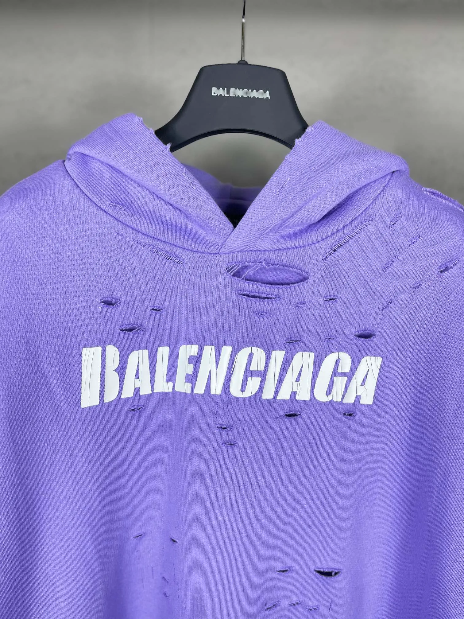 🅿️396 Actual pictures [Top version. Official website quality] BALENCI*GA/Paris. Classic style. 22SS #BALENCI*GA# Artistic ripped hole and velvet inner two-piece hooded sweatshirt. Autumn and winter brick cabinets are synchronized. Welcome to compare. The fabric is made of Paris ZP custom-woven and dyed cotton double yarn David coat with velvet lining. The fabric pattern is clear, soft and comfortable. The threads are woven and dyed with no color difference. The classic letter LOGO adopts precision stencils, imported environmentally friendly rubber paddles, and turtle crack printing, with a three-dimensional effect. Garment positioning art is worn with holes, and the hem is threaded. The brim of the hat and the bag mouth are hand-worn vintage. Restore the brick cabinet, and the version adopts the OS loose shoulder version. Same style for men and women Coding: BL238001 Color: Black. White. Hulan. Brown. Dark green. Burgundy. Purple Size: XS to L