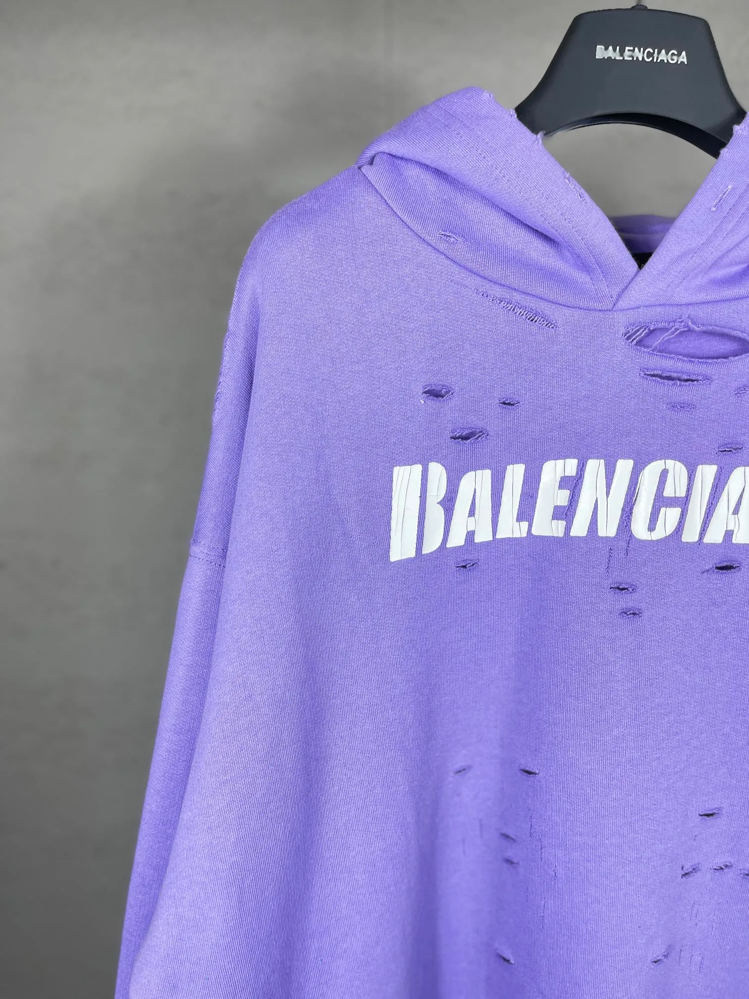 🅿️396 Actual pictures [Top version. Official website quality] BALENCI*GA/Paris. Classic style. 22SS #BALENCI*GA# Artistic ripped hole and velvet inner two-piece hooded sweatshirt. Autumn and winter brick cabinets are synchronized. Welcome to compare. The fabric is made of Paris ZP custom-woven and dyed cotton double yarn David coat with velvet lining. The fabric pattern is clear, soft and comfortable. The threads are woven and dyed with no color difference. The classic letter LOGO adopts precision stencils, imported environmentally friendly rubber paddles, and turtle crack printing, with a three-dimensional effect. Garment positioning art is worn with holes, and the hem is threaded. The brim of the hat and the bag mouth are hand-worn vintage. Restore the brick cabinet, and the version adopts the OS loose shoulder version. Same style for men and women Coding: BL238001 Color: Black. White. Hulan. Brown. Dark green. Burgundy. Purple Size: XS to L