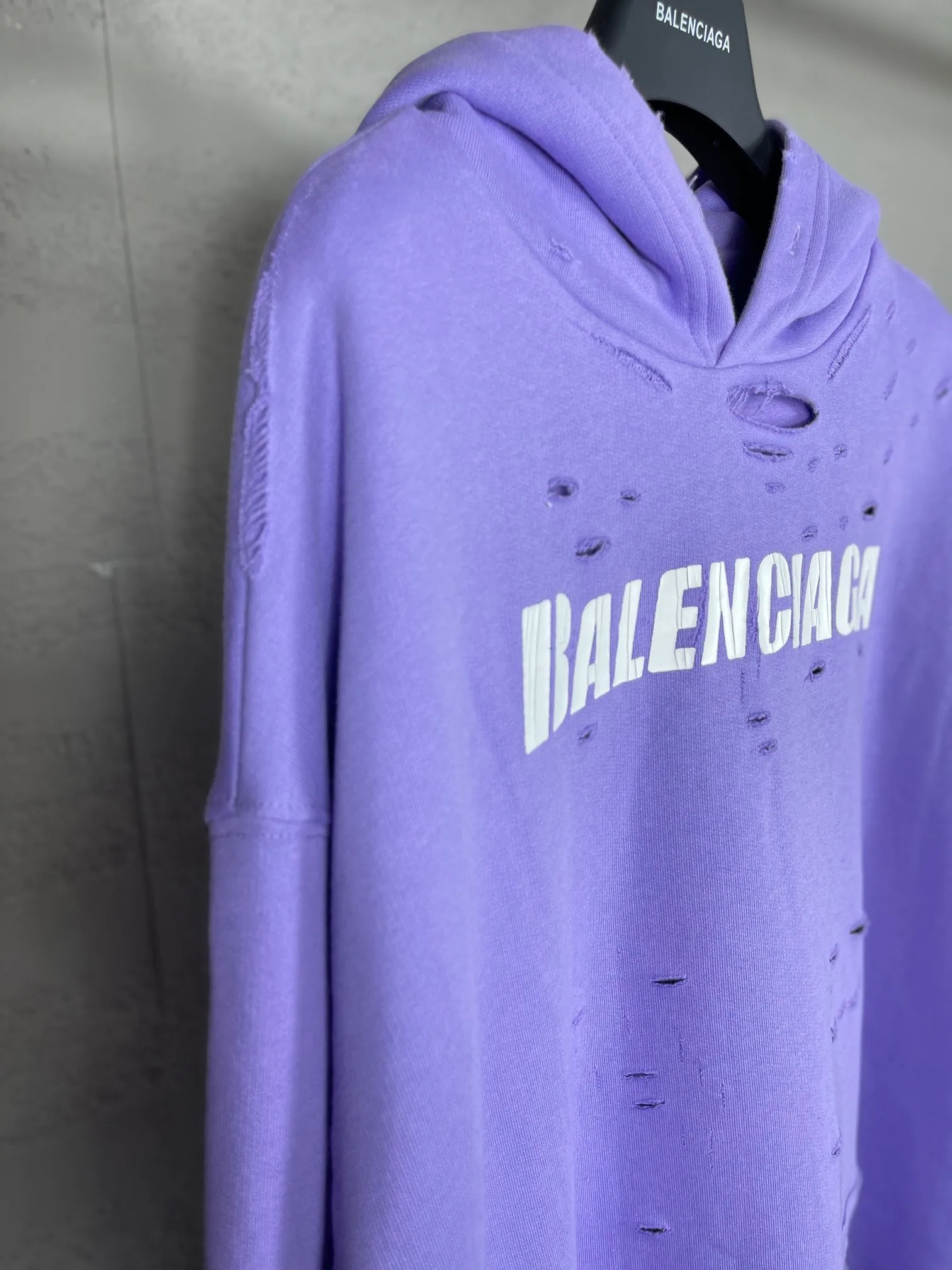 🅿️396 Actual pictures [Top version. Official website quality] BALENCI*GA/Paris. Classic style. 22SS #BALENCI*GA# Artistic ripped hole and velvet inner two-piece hooded sweatshirt. Autumn and winter brick cabinets are synchronized. Welcome to compare. The fabric is made of Paris ZP custom-woven and dyed cotton double yarn David coat with velvet lining. The fabric pattern is clear, soft and comfortable. The threads are woven and dyed with no color difference. The classic letter LOGO adopts precision stencils, imported environmentally friendly rubber paddles, and turtle crack printing, with a three-dimensional effect. Garment positioning art is worn with holes, and the hem is threaded. The brim of the hat and the bag mouth are hand-worn vintage. Restore the brick cabinet, and the version adopts the OS loose shoulder version. Same style for men and women Coding: BL238001 Color: Black. White. Hulan. Brown. Dark green. Burgundy. Purple Size: XS to L