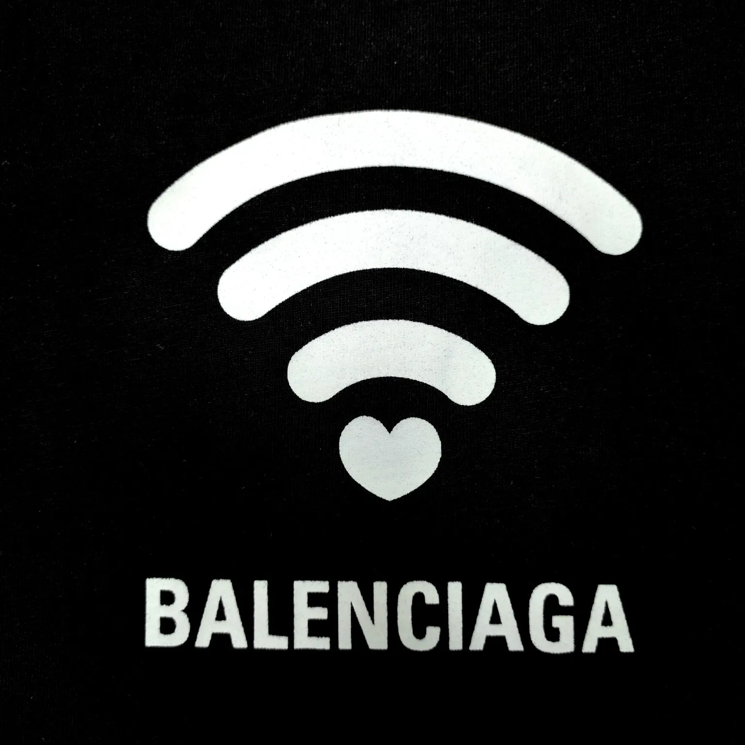 The top tested version of BALENCIAGA Spring Summer 2024 SS 520 festival limited Wfilter printed short-sleeved T-shirt. The whole fabric is washed before being cut. The front and rear panels are printed using the imported Kornit direct-jet printing process. After the garment is washed for the second time, in order to get closer to the original effect, it is manually positioned, flattened, inked and spray-painted by the master craftsman. The garment effect is more accurate and time-consuming. The details are perfectly restored zp. Exclusive pattern-woven and dyed 300g fabric. Threads are dyed in the same vat with zero color difference. Differentiation from market currency. Welcome to compare. Fabric: Custom-imported high-weight tight double yarn fabric 300g 100% cotton. Accessories: full set of customized accessories, packaging bags, tags, brand LOGO Sydney paper. Color: black white. Size: XS--L P:260.