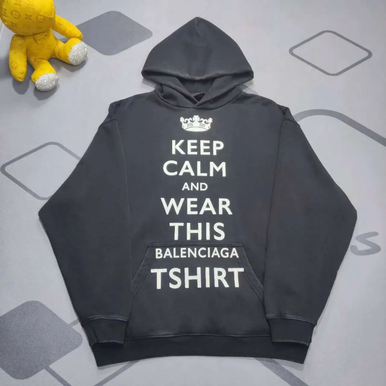 The top version of Balenciaga's new Balenciaga BLCG 24AW autumn and winter style crown ✅No.1 quality in this market Real ceiling quality ✅All original development drawings pay attention to details to avoid stolen pictures mixed with merchants ✅Correct 450g custom-woven and dyed 100% cotton double yarn compact cotton fabric ✅Imported Kangli direct-injection printing color ZP consistent ✅Letter cracking process clear and firm without hand feel ✅Ready-made garments washed and distressed Super heavy craftsmanship good color fastness ZP consistent Here I will explain why mine is a little more expensive than others, 1. It seems to be simple printing or embroidery, but in fact it is not simple at all. 10000% imported machine restoration is not just a lip service. You are welcome to compare with peers. 2. Each model is produced by the company. The details of the workmanship and fabrics are consistent with the original ones. There is no color difference between the ones at the counters. Reproductions are not terrible. Whoever is fake is embarrassed. It’s not shameful to make a replica, it’s shameful if you can’t buy the correct version if you make a replica.  3. Note that the threaded collars are all original collars of certain countries and regions, with high wrapping. The width of the neckline and cabinets are accurate to the millimeter. Thick necklines are not easy to deform. The collars of high-end products are all restored cabinets. They are different from the big collars in the world. Ordinary garbage short-sleeves are printed with a print. The clavicle of the upper body is exposed. Please be patient. Customers who have bought genuine products or have seen genuine products will come back to place orders again. This is quality. This is quality. 4. Different styles of washed wheat main wheat, including imported wheat, have different colors and codes. Really restore the counter. As we all know, Balenciaga's collar labels in each quarter have different English or different colors. This distinguishes fast food from the world's same-colored main wheat washed wheat. 5. Pay attention to the workmanship. The stitching at the neckline has no folds, smooth and natural without overlapping lines, and truly restores this. This is something that many people cannot do. 6. The fabric is made of 450g Paris-specific double yarn. No one can make better fabrics than my family. There's really no way to compare it with the ordinary version on the market. Respect it. It's genuine and costs thousands of dollars anyway. Don't go wrong with the quality of street stall products. 7. The workmanship is fully restored and the packaging is fully restored. The cost is huge. 8. I guarantee here that this is the highest quality you can find. P: 490 Size: XS-S-M-L (The correct version is very large)