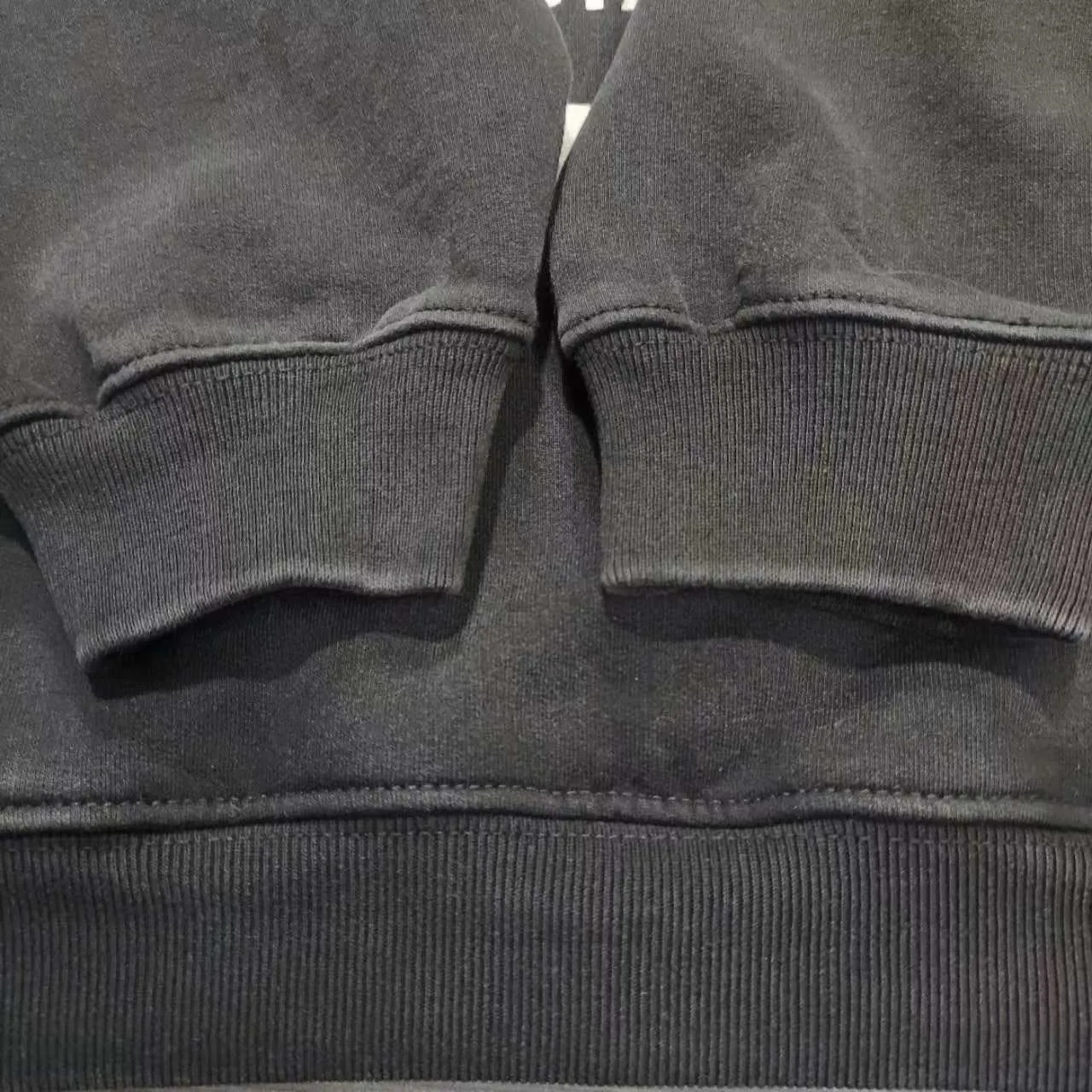 The top version of Balenciaga's new Balenciaga BLCG 24AW autumn and winter style crown ✅No.1 quality in this market Real ceiling quality ✅All original development drawings pay attention to details to avoid stolen pictures mixed with merchants ✅Correct 450g custom-woven and dyed 100% cotton double yarn compact cotton fabric ✅Imported Kangli direct-injection printing color ZP consistent ✅Letter cracking process clear and firm without hand feel ✅Ready-made garments washed and distressed Super heavy craftsmanship good color fastness ZP consistent Here I will explain why mine is a little more expensive than others, 1. It seems to be simple printing or embroidery, but in fact it is not simple at all. 10000% imported machine restoration is not just a lip service. You are welcome to compare with peers. 2. Each model is produced by the company. The details of the workmanship and fabrics are consistent with the original ones. There is no color difference between the ones at the counters. Reproductions are not terrible. Whoever is fake is embarrassed. It’s not shameful to make a replica, it’s shameful if you can’t buy the correct version if you make a replica.  3. Note that the threaded collars are all original collars of certain countries and regions, with high wrapping. The width of the neckline and cabinets are accurate to the millimeter. Thick necklines are not easy to deform. The collars of high-end products are all restored cabinets. They are different from the big collars in the world. Ordinary garbage short-sleeves are printed with a print. The clavicle of the upper body is exposed. Please be patient. Customers who have bought genuine products or have seen genuine products will come back to place orders again. This is quality. This is quality. 4. Different styles of washed wheat main wheat, including imported wheat, have different colors and codes. Really restore the counter. As we all know, Balenciaga's collar labels in each quarter have different English or different colors. This distinguishes fast food from the world's same-colored main wheat washed wheat. 5. Pay attention to the workmanship. The stitching at the neckline has no folds, smooth and natural without overlapping lines, and truly restores this. This is something that many people cannot do. 6. The fabric is made of 450g Paris-specific double yarn. No one can make better fabrics than my family. There's really no way to compare it with the ordinary version on the market. Respect it. It's genuine and costs thousands of dollars anyway. Don't go wrong with the quality of street stall products. 7. The workmanship is fully restored and the packaging is fully restored. The cost is huge. 8. I guarantee here that this is the highest quality you can find. P: 490 Size: XS-S-M-L (The correct version is very large)