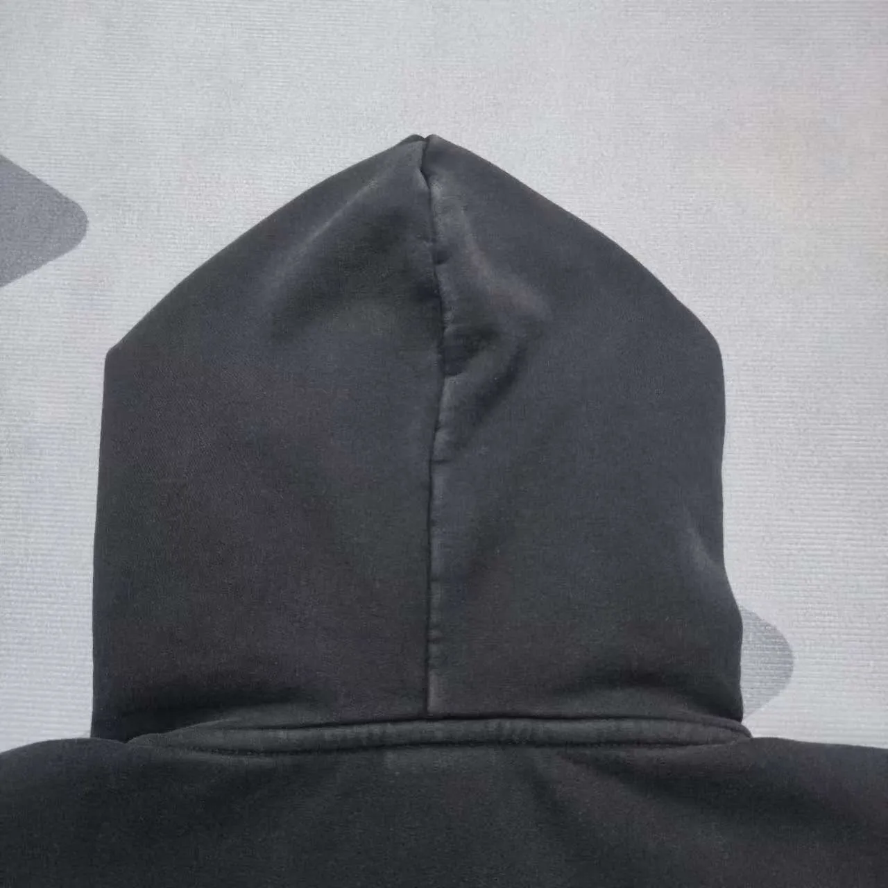 The top version of Balenciaga's new Balenciaga BLCG 24AW autumn and winter style crown ✅No.1 quality in this market Real ceiling quality ✅All original development drawings pay attention to details to avoid stolen pictures mixed with merchants ✅Correct 450g custom-woven and dyed 100% cotton double yarn compact cotton fabric ✅Imported Kangli direct-injection printing color ZP consistent ✅Letter cracking process clear and firm without hand feel ✅Ready-made garments washed and distressed Super heavy craftsmanship good color fastness ZP consistent Here I will explain why mine is a little more expensive than others, 1. It seems to be simple printing or embroidery, but in fact it is not simple at all. 10000% imported machine restoration is not just a lip service. You are welcome to compare with peers. 2. Each model is produced by the company. The details of the workmanship and fabrics are consistent with the original ones. There is no color difference between the ones at the counters. Reproductions are not terrible. Whoever is fake is embarrassed. It’s not shameful to make a replica, it’s shameful if you can’t buy the correct version if you make a replica.  3. Note that the threaded collars are all original collars of certain countries and regions, with high wrapping. The width of the neckline and cabinets are accurate to the millimeter. Thick necklines are not easy to deform. The collars of high-end products are all restored cabinets. They are different from the big collars in the world. Ordinary garbage short-sleeves are printed with a print. The clavicle of the upper body is exposed. Please be patient. Customers who have bought genuine products or have seen genuine products will come back to place orders again. This is quality. This is quality. 4. Different styles of washed wheat main wheat, including imported wheat, have different colors and codes. Really restore the counter. As we all know, Balenciaga's collar labels in each quarter have different English or different colors. This distinguishes fast food from the world's same-colored main wheat washed wheat. 5. Pay attention to the workmanship. The stitching at the neckline has no folds, smooth and natural without overlapping lines, and truly restores this. This is something that many people cannot do. 6. The fabric is made of 450g Paris-specific double yarn. No one can make better fabrics than my family. There's really no way to compare it with the ordinary version on the market. Respect it. It's genuine and costs thousands of dollars anyway. Don't go wrong with the quality of street stall products. 7. The workmanship is fully restored and the packaging is fully restored. The cost is huge. 8. I guarantee here that this is the highest quality you can find. P: 490 Size: XS-S-M-L (The correct version is very large)