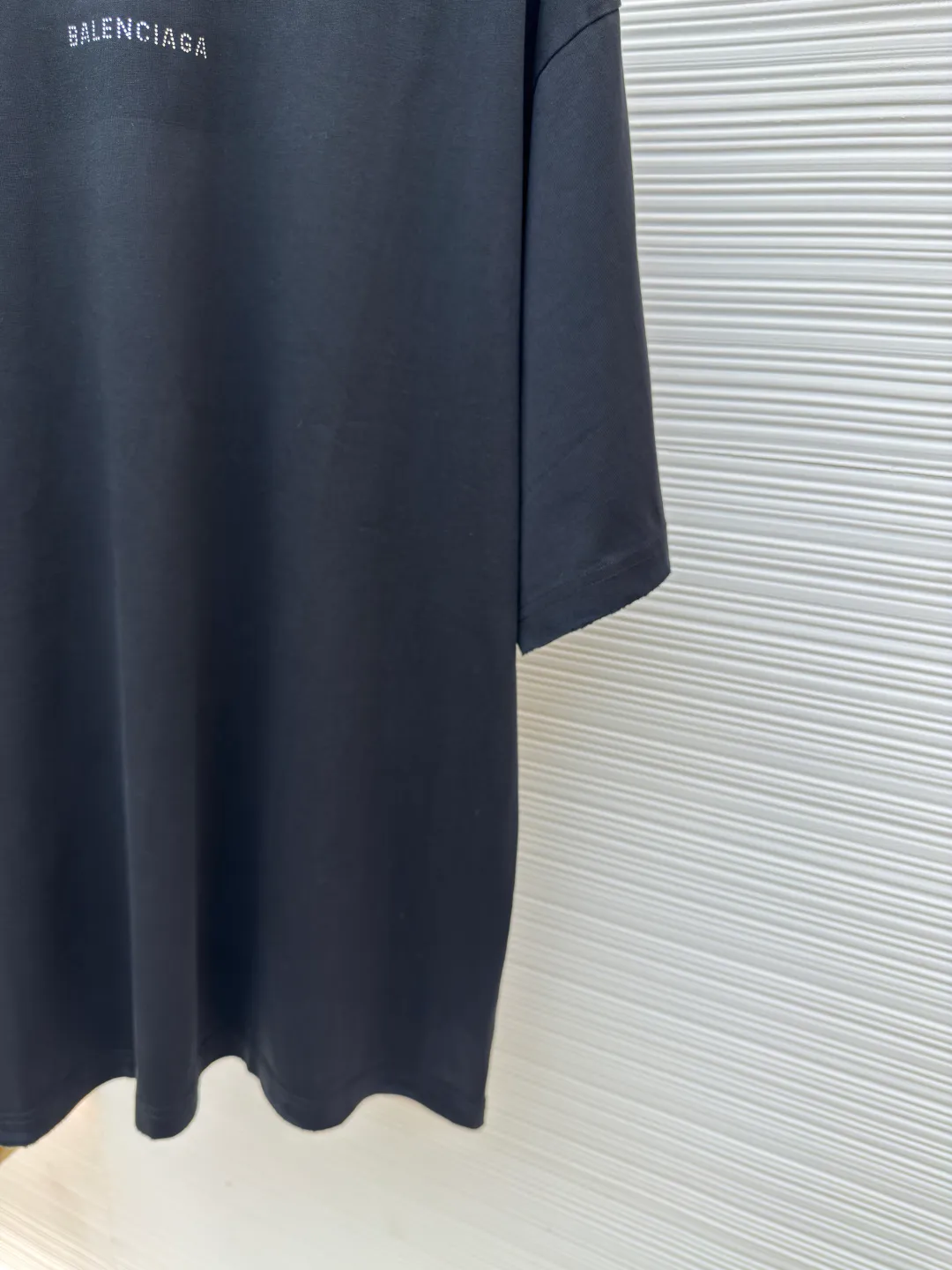 Balenciaga back hot-drilled short sleeves ●Authentic product: 7200 purchase and development ●Item number: 1680370-A10 ●Fabric: bright high-count cotton brocade fabric ●Technology: hot-drilled production ●Version: loose version ●Weight: about 345 grams ●Size: XS-S-M-L ●Description: Customized bright high-count cotton brocade and matching 1*1 320g cross rib Soft touch Comfortable and close to the skin, the jewelry is embellished with the Balenciaga back hot diamond logo. It is combined with frayed and sanded hair to sublimate different light, which can show different attractive beauties. The unique shine of shining diamonds is filled with artistic atmosphere. Use a high-temperature air press machine to press the fabric through high-temperature gas contact with the fabric. Use heat energy and pressure to press the fabric. This can ensure the uniformity of heat distribution. Positioning and manual grinding are used to perform local friction and wear on the fabric. The surface of the fabric will form a natural damage and tear effect and a layer of short and dense fluff. It is time-consuming and labor-intensive, and the daily output is low. The overall wiring is straight and delicate, the fabric is comfortable and soft, and the color is consistent without color difference. It can be matched with the same style to create a fashionable look and control various occasions. Customized accessories, complete with three standards, same style for men and women!