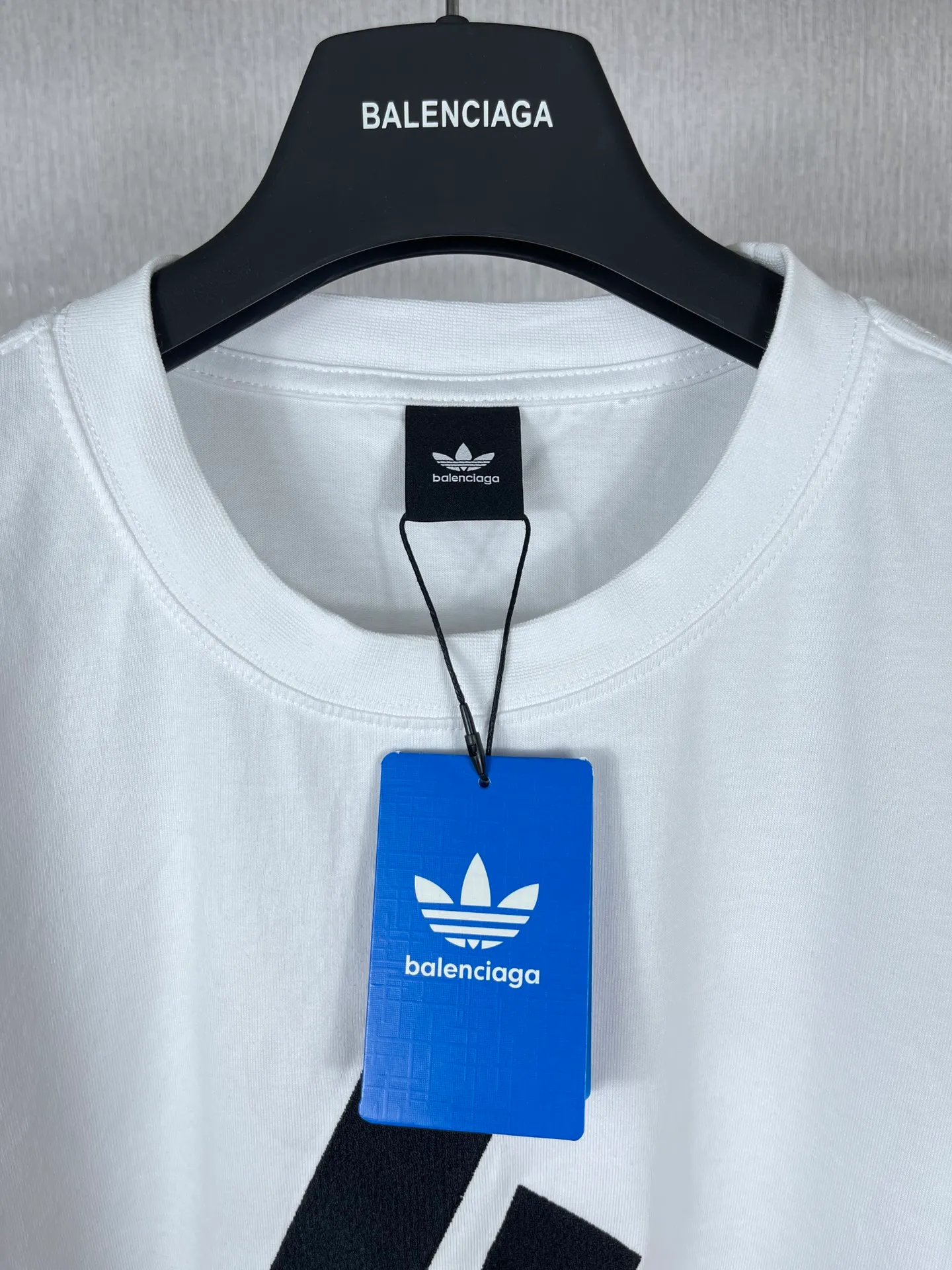 🅿️186 Real photos [Top version. Official website quality] BALENCI*GA/Paris co-branded Adidas classic LOGO combination on the front, double-sided front and back wear embroidered short-sleeved T-shirt# The fabric is made of Paris ZP custom-woven and dyed cotton double yarn. Weighing 260 grams, the cloth surface is clean. The cloth pattern is clear, soft and comfortable. The color fastness is good. It is not easy to change color. The threads are dyed with no color difference. The classic letter LOGO embroidery is embroidered using imported Tajima embroidery machine. The lines are clear and the effect is three-dimensional. Restored brick cabinets. The version adopts OS loose shoulder version. Same style for men and women. Code: BL223108 Color: white, sapphire blue, dark green Size: XS to L