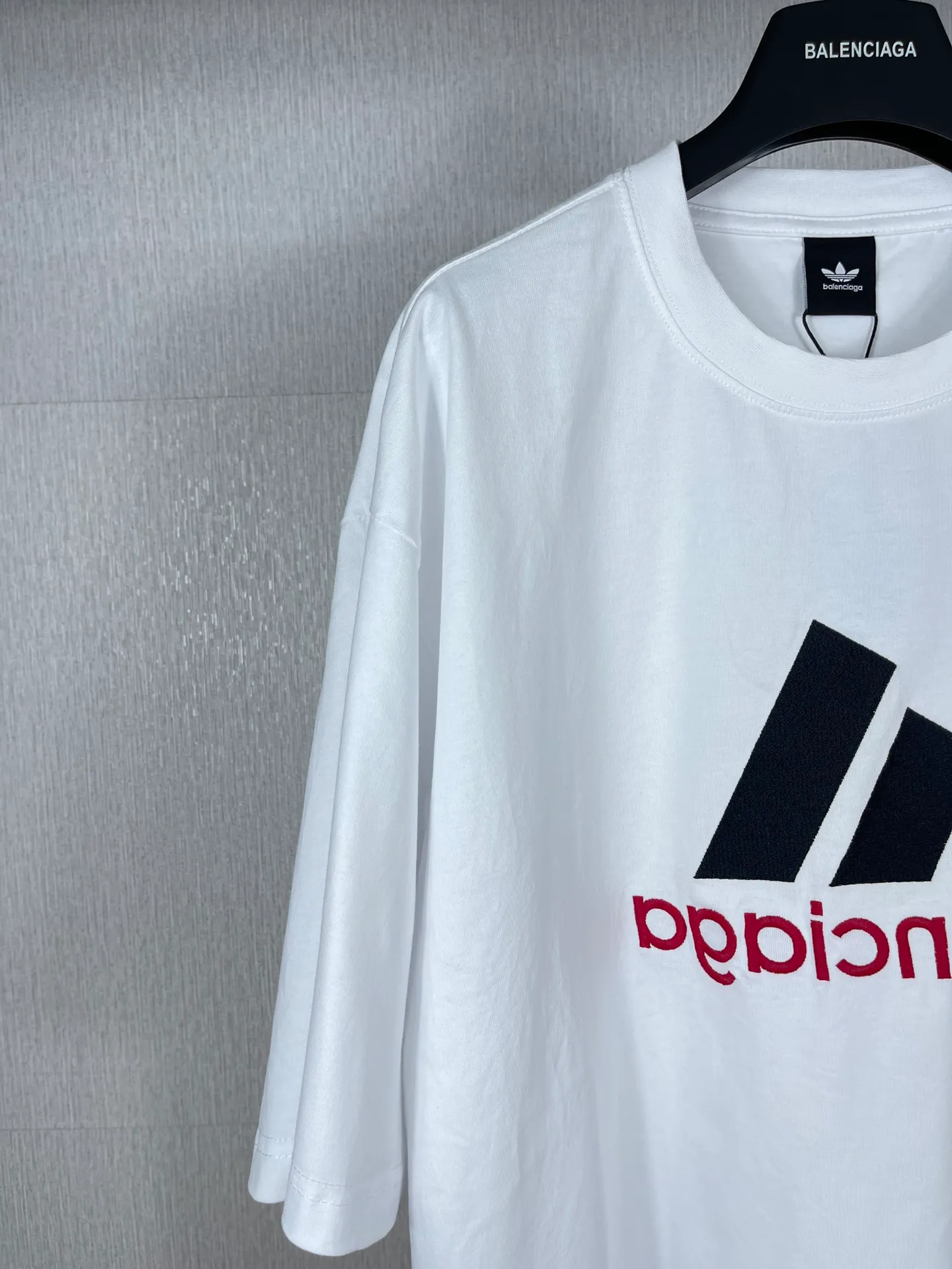 🅿️186 Real photos [Top version. Official website quality] BALENCI*GA/Paris co-branded Adidas classic LOGO combination on the front, double-sided front and back wear embroidered short-sleeved T-shirt# The fabric is made of Paris ZP custom-woven and dyed cotton double yarn. Weighing 260 grams, the cloth surface is clean. The cloth pattern is clear, soft and comfortable. The color fastness is good. It is not easy to change color. The threads are dyed with no color difference. The classic letter LOGO embroidery is embroidered using imported Tajima embroidery machine. The lines are clear and the effect is three-dimensional. Restored brick cabinets. The version adopts OS loose shoulder version. Same style for men and women. Code: BL223108 Color: white, sapphire blue, dark green Size: XS to L