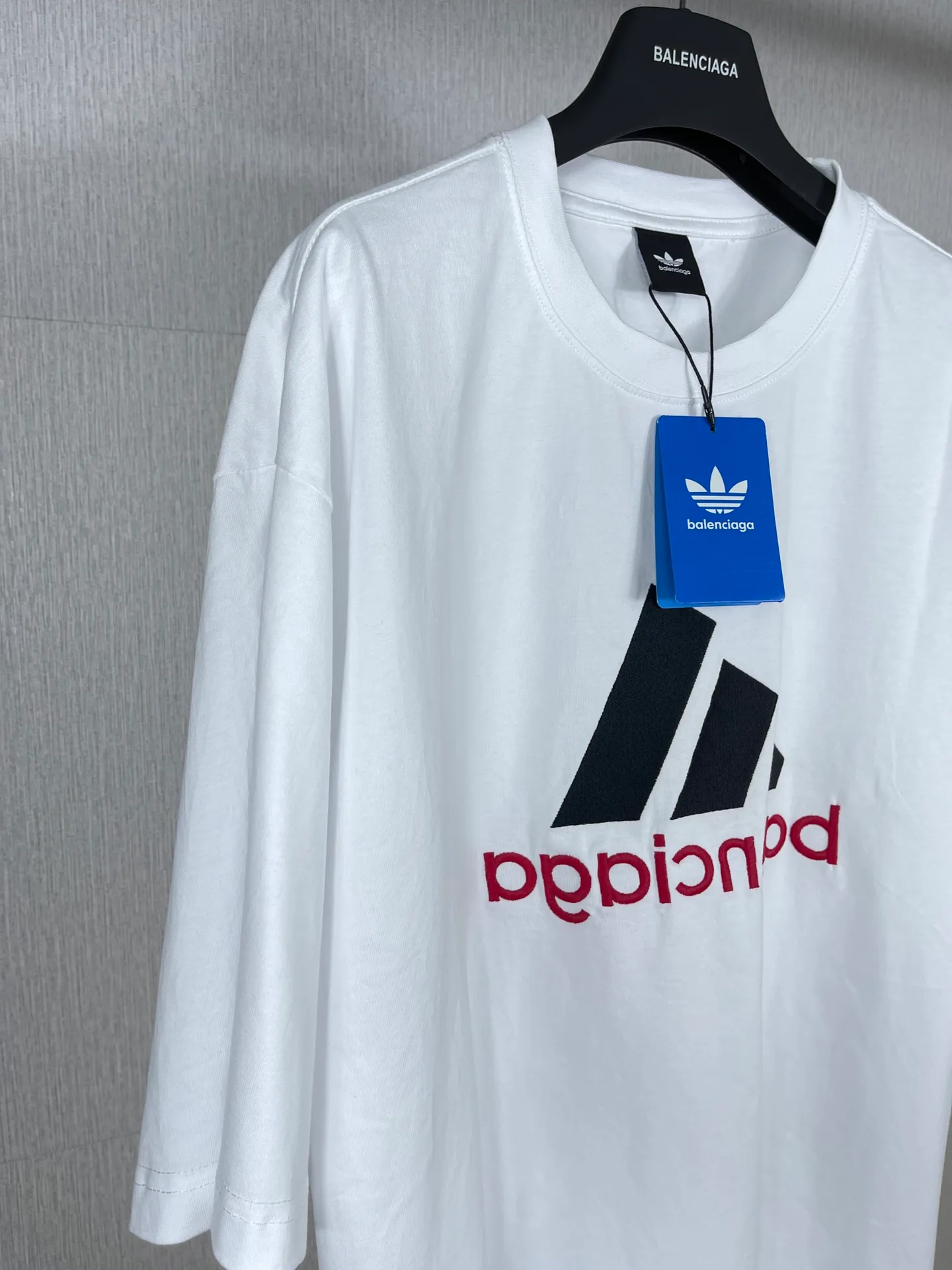 🅿️186 Real photos [Top version. Official website quality] BALENCI*GA/Paris co-branded Adidas classic LOGO combination on the front, double-sided front and back wear embroidered short-sleeved T-shirt# The fabric is made of Paris ZP custom-woven and dyed cotton double yarn. Weighing 260 grams, the cloth surface is clean. The cloth pattern is clear, soft and comfortable. The color fastness is good. It is not easy to change color. The threads are dyed with no color difference. The classic letter LOGO embroidery is embroidered using imported Tajima embroidery machine. The lines are clear and the effect is three-dimensional. Restored brick cabinets. The version adopts OS loose shoulder version. Same style for men and women. Code: BL223108 Color: white, sapphire blue, dark green Size: XS to L
