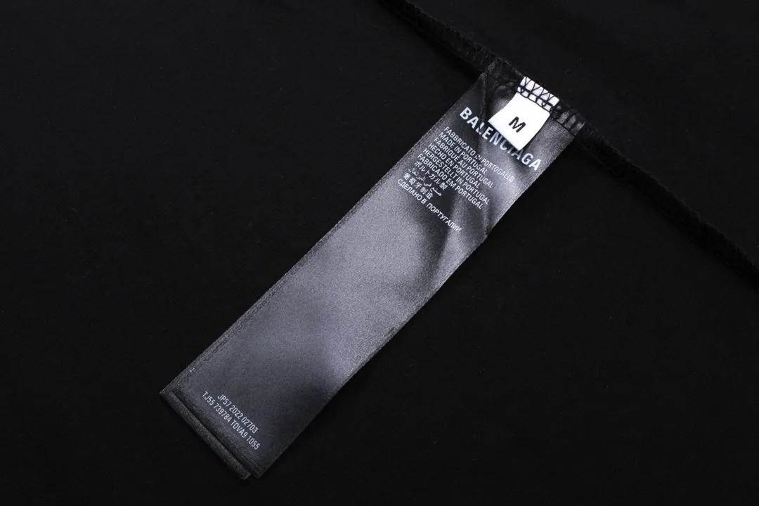 🅿️180 detailed pictures [Top version. Official website quality] BALENCI*GA/Paris BALENCI*GA#2024 latest model, large LOGO icon. Front and back. Left and right printed short-sleeved T-shirts. Brick cabinet synchronization. Genuine products are developed and developed in the first time. Welcome to compare! The fabric is made of Paris ZP custom-woven and dyed 100% cotton double-yarn compact cotton. The weight is 260 grams. The cloth surface is clean. The cloth pattern is clear. It is soft and comfortable. It has good color fastness and is not easy to change color. The threads are woven and dyed with no color difference. The printing uses imported environmentally friendly ♻️ glue, which has a three-dimensional effect and clear lines. There are no rough edges and lines, and the version adopts the OS loose shoulder design. Same style for men and women. Code: BL223317 Color: Dark blue gray. White Size: XS to L