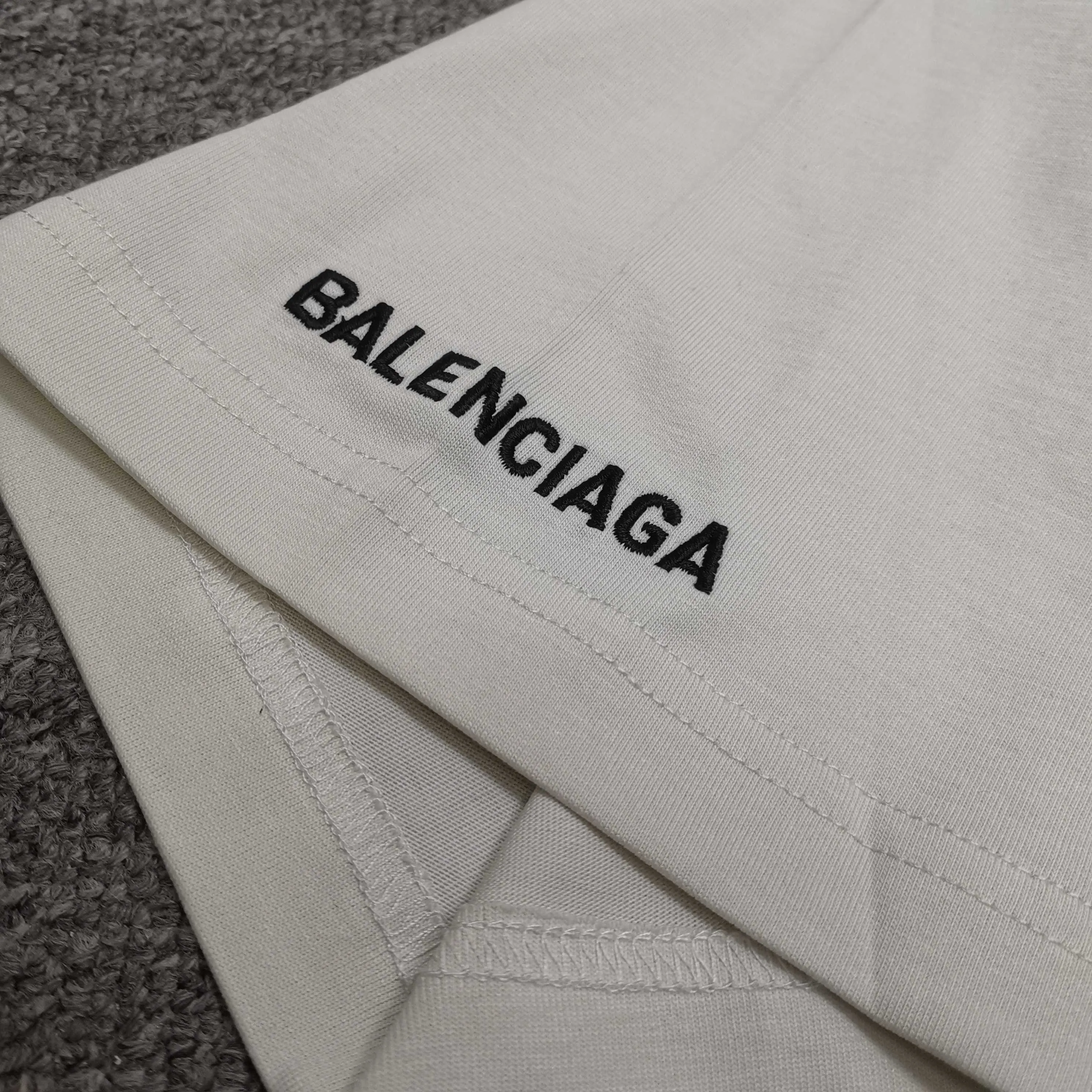 [Top version. Official website quality] BALENCI*GA/25 new style. The front is directly printed with hithg there + dripley art work + luminous effect, aliens are printed on the front, smiley faces are printed on the back, short-sleeved T-shirt with embroidered letters on the right sleeve # SS25 latest style. Research and development at the first time, different market currencies. Comparisons welcome. The fabric is made of Paris ZP custom-woven and dyed cotton double yarn. Weighing 260 grams, the cloth surface is clean. The cloth pattern is clear, soft and comfortable. The threads are dyed with no color difference. Printing adopts computer direct printing. Jubie market currency. Welcome to compare. The version adopts OS loose shoulder design. Same style for men and women. Color: off-white, black, floral gray. Size: XS S M L P260