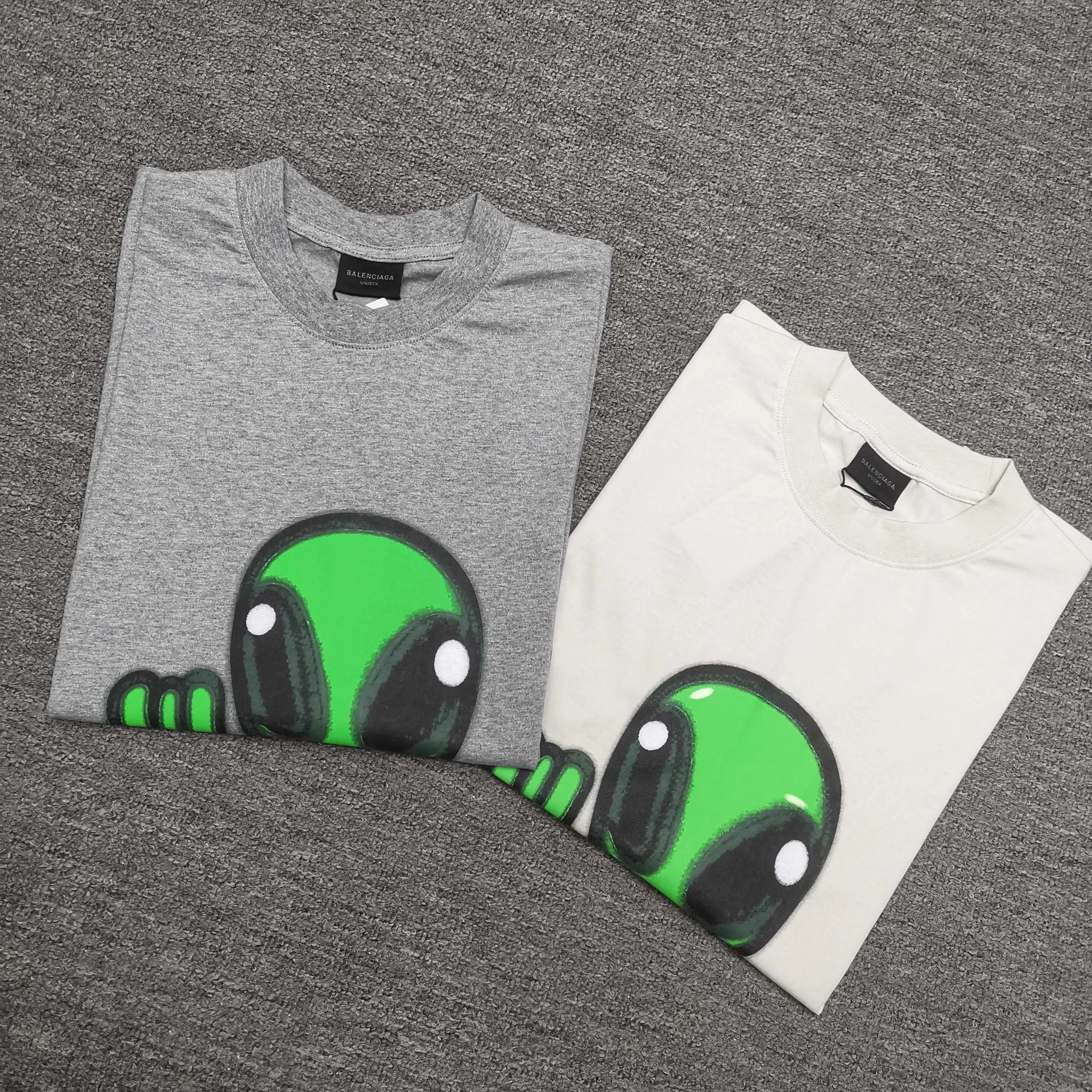 [Top version. Official website quality] BALENCI*GA/25 new style. The front is directly printed with hithg there + dripley art work + luminous effect, aliens are printed on the front, smiley faces are printed on the back, short-sleeved T-shirt with embroidered letters on the right sleeve # SS25 latest style. Research and development at the first time, different market currencies. Comparisons welcome. The fabric is made of Paris ZP custom-woven and dyed cotton double yarn. Weighing 260 grams, the cloth surface is clean. The cloth pattern is clear, soft and comfortable. The threads are dyed with no color difference. Printing adopts computer direct printing. Jubie market currency. Welcome to compare. The version adopts OS loose shoulder design. Same style for men and women. Color: off-white, black, floral gray. Size: XS S M L P260