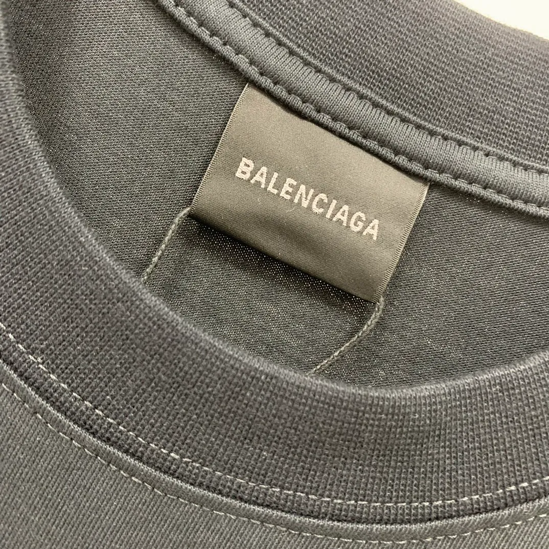 [New arrival] The top tested version Balenciaga Paris 23ss spring and summer new style 520 love printed embroidered logo short-sleeved T-shirts for male and female couples celebrities. The appearance of the single product is undoubtedly outstanding. It will definitely attract attention when paired with a couple style! Fashionable, relaxed and stylish, the atmosphere is instantly full~ It is made of 100% pure cotton fabric, which is soft and comfortable, has a delicate and waxy touch, and is very comfortable on the upper body! The simple and fashionable round neck design is simple and extraordinary, and it is very eye-catching. The stitching is very smooth and delicate, with a certain degree of looseness. It is strong, stylish, washable, durable and will not deform easily after long-term wear!  An item with obvious high street style, loose fit and cutting design, the upper body is very durable. This kind of short sleeves can definitely add a lot of color to your outfit, and also provide you with more charm and temptation in your daily life ~ P: 270 Color: Black White