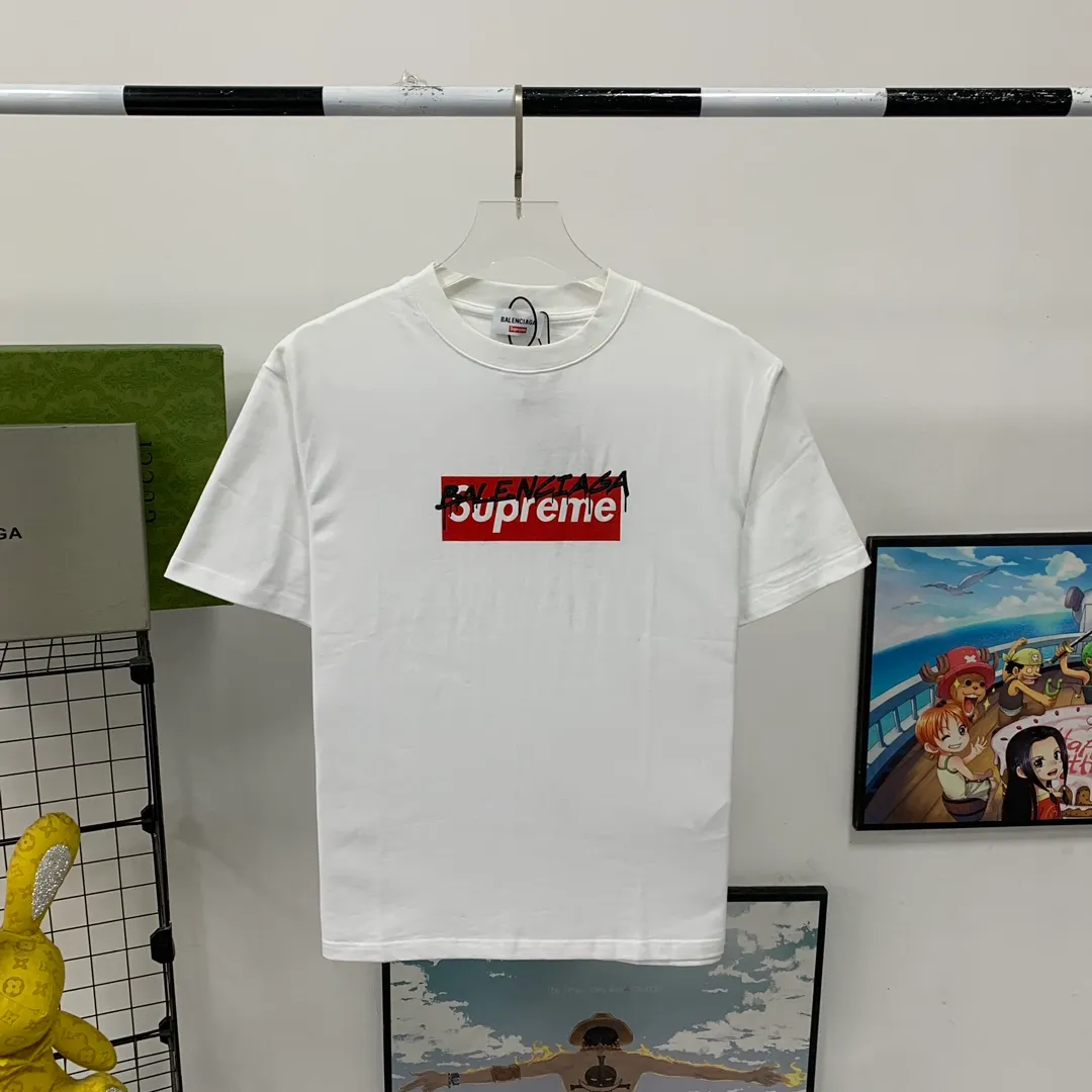 [New arrival] The top tried version BALENCIAGA ✘ Supreme 23Ss joint printed T-shirt short sleeves [2023. The new BALENCIAGA ✘ Supreme launches its first joint series] BALENCIAGA and Supreme launch related joint products. The 2023 spring and summer series will be with you, and it will be possible to once again create the highlight moment of Louis Vuitton x Supreme in 2017. The latest exclusive customized co-branded accessories on the entire network, exclusive co-branded packaging boxes, main mark, hangtag and packaging are all different from other models on the market. The side flag mark is exclusively customized for this collaboration, with double logo red mark, the same style for men and women!  Color Black White Khaki Size XS S M L P:260