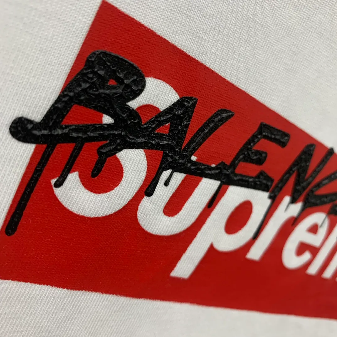 [New arrival] The top tried version BALENCIAGA ✘ Supreme 23Ss joint printed T-shirt short sleeves [2023. The new BALENCIAGA ✘ Supreme launches its first joint series] BALENCIAGA and Supreme launch related joint products. The 2023 spring and summer series will be with you, and it will be possible to once again create the highlight moment of Louis Vuitton x Supreme in 2017. The latest exclusive customized co-branded accessories on the entire network, exclusive co-branded packaging boxes, main mark, hangtag and packaging are all different from other models on the market. The side flag mark is exclusively customized for this collaboration, with double logo red mark, the same style for men and women!  Color Black White Khaki Size XS S M L P:260