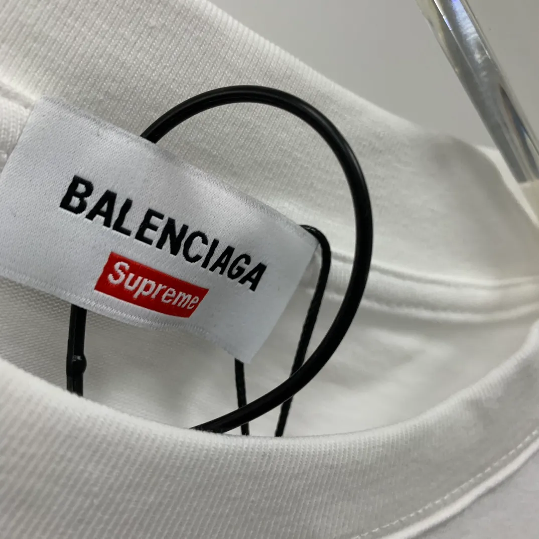 [New arrival] The top tried version BALENCIAGA ✘ Supreme 23Ss joint printed T-shirt short sleeves [2023. The new BALENCIAGA ✘ Supreme launches its first joint series] BALENCIAGA and Supreme launch related joint products. The 2023 spring and summer series will be with you, and it will be possible to once again create the highlight moment of Louis Vuitton x Supreme in 2017. The latest exclusive customized co-branded accessories on the entire network, exclusive co-branded packaging boxes, main mark, hangtag and packaging are all different from other models on the market. The side flag mark is exclusively customized for this collaboration, with double logo red mark, the same style for men and women!  Color Black White Khaki Size XS S M L P:260