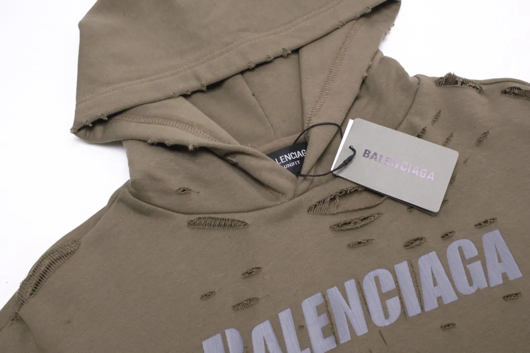 🅿️396 Detailed picture [Top version. Official website quality] BALENCI*GA/Paris. Classic style. 22SS #BALENCI*GA# Artistic ripped hole and velvet inner two-piece hooded sweatshirt. Autumn and winter brick cabinets are synchronized. Welcome to compare. The fabric is made of Paris ZP custom-woven and dyed cotton double yarn David coat with velvet lining. The fabric pattern is clear, soft and comfortable. The threads are woven and dyed with no color difference. The classic letter LOGO adopts precision stencils, imported environmentally friendly rubber paddles, and turtle crack printing, with a three-dimensional effect. Garment positioning art is worn with holes, and the hem is threaded. The brim of the hat and the bag mouth are hand-worn vintage. Restore the brick cabinet, and the version adopts the OS loose shoulder version. Same style for men and women Coding: BL238001 Color: Black. White. Hulan. Brown. Dark green. Burgundy. Purple Size: XS to L