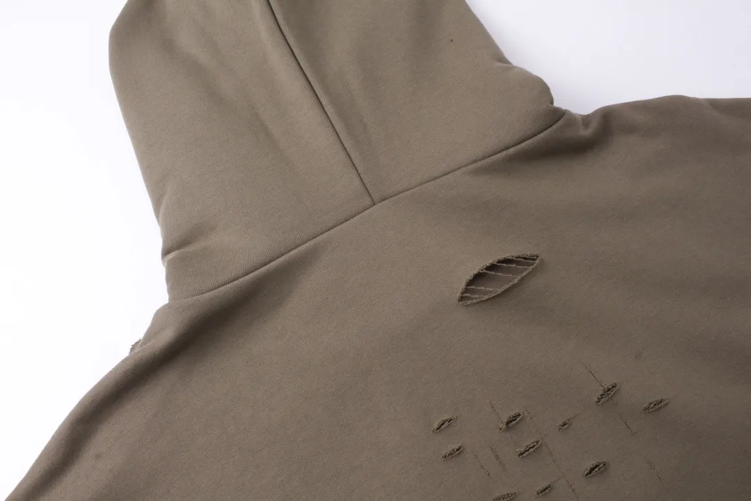 🅿️396 Detailed picture [Top version. Official website quality] BALENCI*GA/Paris. Classic style. 22SS #BALENCI*GA# Artistic ripped hole and velvet inner two-piece hooded sweatshirt. Autumn and winter brick cabinets are synchronized. Welcome to compare. The fabric is made of Paris ZP custom-woven and dyed cotton double yarn David coat with velvet lining. The fabric pattern is clear, soft and comfortable. The threads are woven and dyed with no color difference. The classic letter LOGO adopts precision stencils, imported environmentally friendly rubber paddles, and turtle crack printing, with a three-dimensional effect. Garment positioning art is worn with holes, and the hem is threaded. The brim of the hat and the bag mouth are hand-worn vintage. Restore the brick cabinet, and the version adopts the OS loose shoulder version. Same style for men and women Coding: BL238001 Color: Black. White. Hulan. Brown. Dark green. Burgundy. Purple Size: XS to L