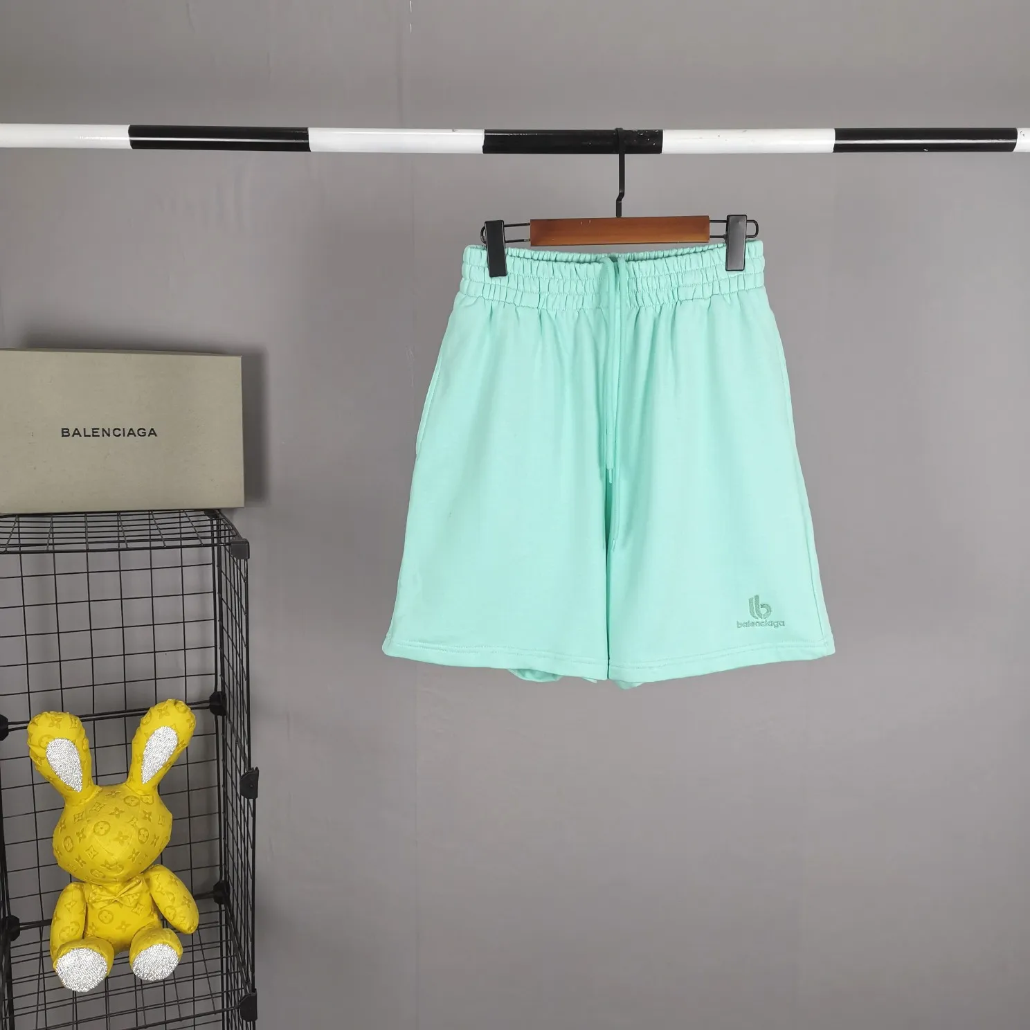 The top tested version 22SS new BALENCIAGA Balenciaga mint green sports logo embroidery technology pure cotton loose and breathable fashion brand short-sleeved shorts for men and women couples. The latest mint green sports suit takes fashion to a new level and is full of high-end feeling. The representative colors of Balenciaga are mint green and fluorescent yellow. The printing adopts Japanese Tajima embroidery technology. The embroidery is full and meticulous, with no skipping threads. The short-sleeved fabric is made of custom-dyed Odel 26S 280g fabric with S-level skin feel. The fabric of the shorts is made of 380g fish scale terry cotton fabric custom-dyed in a vat. Color: mint green (suit) Size: XS-L P: short sleeves 120, shorts 155