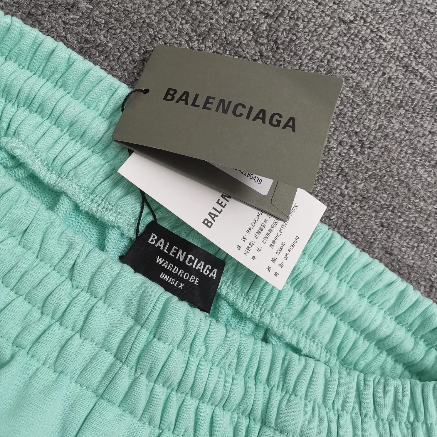 The top tested version 22SS new BALENCIAGA Balenciaga mint green sports logo embroidery technology pure cotton loose and breathable fashion brand short-sleeved shorts for men and women couples. The latest mint green sports suit takes fashion to a new level and is full of high-end feeling. The representative colors of Balenciaga are mint green and fluorescent yellow. The printing adopts Japanese Tajima embroidery technology. The embroidery is full and meticulous, with no skipping threads. The short-sleeved fabric is made of custom-dyed Odel 26S 280g fabric with S-level skin feel. The fabric of the shorts is made of 380g fish scale terry cotton fabric custom-dyed in a vat. Color: mint green (suit) Size: XS-L P: short sleeves 120, shorts 155