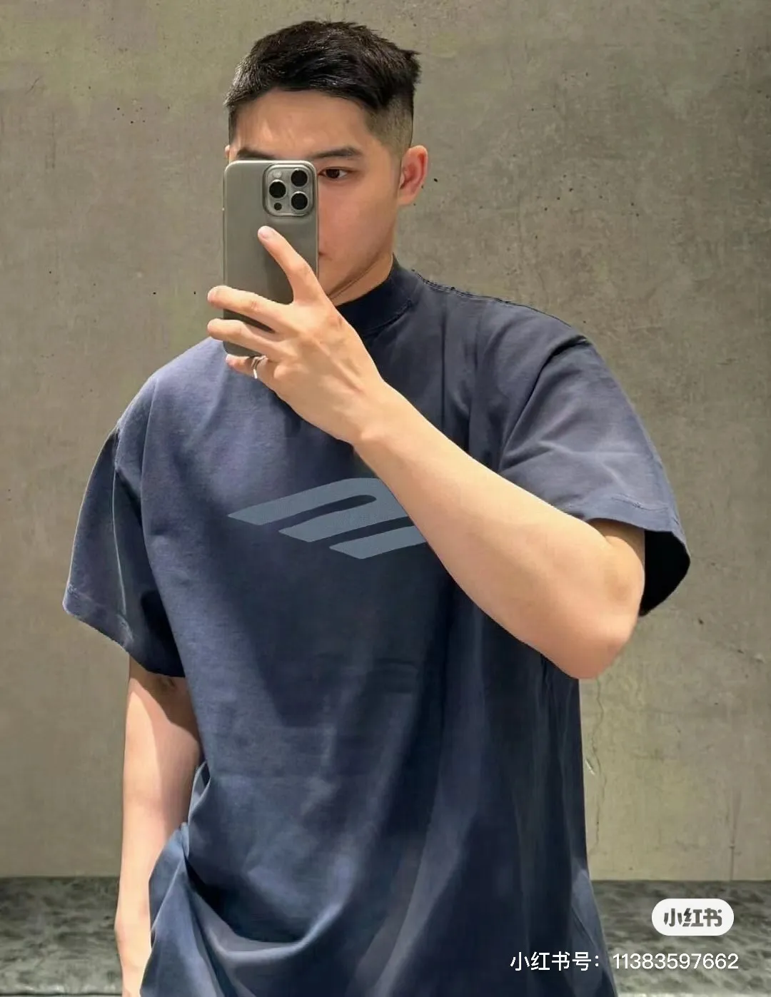 ♻️💯Upper body reference model picture❤️【New arrival】Top version - BALENCIAGA-3B letters hand-painted graffiti frayed short-sleeved T-shirt. Original development of custom-woven fabric technology and washing treatment. High-gram weight 300g fabric, full texture, clean cloth surface, soft and comfortable. Solona thread custom dyeing without color difference. The front and sleeves are decorated with 3B stencil logo printing. High-density dot paste printing is a unique and advanced printing technology. The distribution of dots is very dense, so the printed pattern has extremely high clarity and resolution. Vintage plain cotton fabric is a high-quality cotton textile with compact spinning technology and high count. This fabric is soft, comfortable, breathable and hygroscopic, and its textile technology requirements are also high. The structure of pure cotton fabric is plain weave. The surface of the fabric is smooth and delicate, and the texture is tight. It has good moisture absorption, breathability and comfort, and can keep you dry and comfortable. Due to its tight spinning process, it also has good wrinkle resistance and durability, making it suitable for long-term wear or use. The new theory and process technology of dot printing can transform the color block color into a continuous tone color, and can improve the purity and stability of color reproduction. The dot paste feels soft and elastic, has bright colors and good saturation, and the surface is non-sticky and shiny; it can achieve the best effects of flatness, elasticity, fastness and feel. The fabric can produce the ideal hole effect during the washing process. Through special washing technology, the fabric undergoes a carefully controlled washing and wear process to form a natural and unique hole pattern. Special dyeing and distressing techniques are used to enhance the natural and retro feel of the hole effect. os dropped shoulders and loose fit. Same style for men and women. Color: Royal Blue Size: XS-L P:310