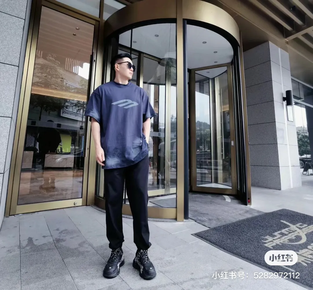 ♻️💯Upper body reference model picture❤️【New arrival】Top version - BALENCIAGA-3B letters hand-painted graffiti frayed short-sleeved T-shirt. Original development of custom-woven fabric technology and washing treatment. High-gram weight 300g fabric, full texture, clean cloth surface, soft and comfortable. Solona thread custom dyeing without color difference. The front and sleeves are decorated with 3B stencil logo printing. High-density dot paste printing is a unique and advanced printing technology. The distribution of dots is very dense, so the printed pattern has extremely high clarity and resolution. Vintage plain cotton fabric is a high-quality cotton textile with compact spinning technology and high count. This fabric is soft, comfortable, breathable and hygroscopic, and its textile technology requirements are also high. The structure of pure cotton fabric is plain weave. The surface of the fabric is smooth and delicate, and the texture is tight. It has good moisture absorption, breathability and comfort, and can keep you dry and comfortable. Due to its tight spinning process, it also has good wrinkle resistance and durability, making it suitable for long-term wear or use. The new theory and process technology of dot printing can transform the color block color into a continuous tone color, and can improve the purity and stability of color reproduction. The dot paste feels soft and elastic, has bright colors and good saturation, and the surface is non-sticky and shiny; it can achieve the best effects of flatness, elasticity, fastness and feel. The fabric can produce the ideal hole effect during the washing process. Through special washing technology, the fabric undergoes a carefully controlled washing and wear process to form a natural and unique hole pattern. Special dyeing and distressing techniques are used to enhance the natural and retro feel of the hole effect. os dropped shoulders and loose fit. Same style for men and women. Color: Royal Blue Size: XS-L P:310