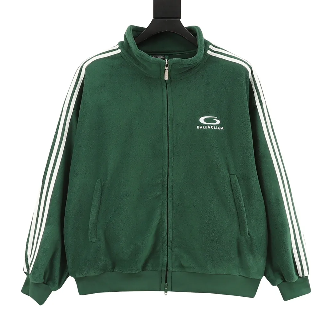 💰560 [Top version] Balenciaga / Balenciaga BLCG 25FW Five-bar drawstring half-ring embroidered polar fleece jacket Customized acrylic polyester polar fleece fabric Ultra-high weight Warm and comfortable OS loose version Stand-up collar design 3D three-dimensional tailoring process Custom-woven and dyed high-weight and high-density thread Side pocket invisible zipper design Tajima high-speed embroidery machine 400,000-needle machine embroidery process Three-dimensional and full Mold customization of original hardware zippers, double slider design, original main mark, washed tag brand packaging, color: green/blue, size: XS/S/M/L, size chart: Length, bust, shoulder width, sleeve length 66 55 Note: There is a difference of 1~2CM due to manual measurement.